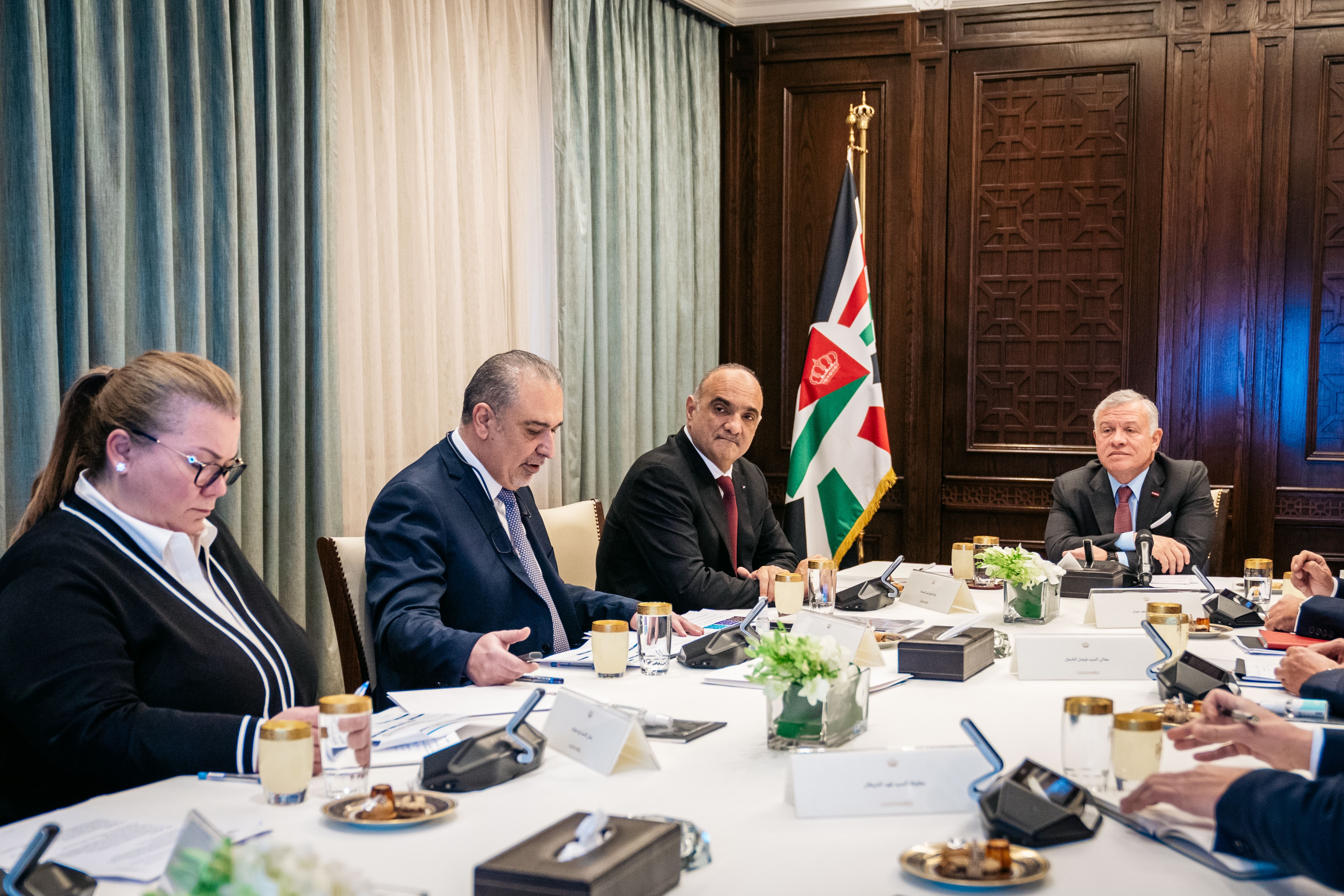 الملك يطلع على أولويات الحكومة في تنفيذ برنامج تحديث القطاع العام