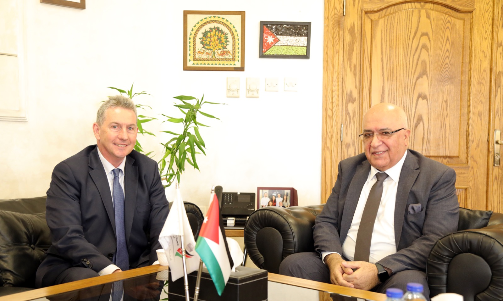 المعايطة يبحث مع السفير الأسترالي التعاون بمجال العملية الانتخابية