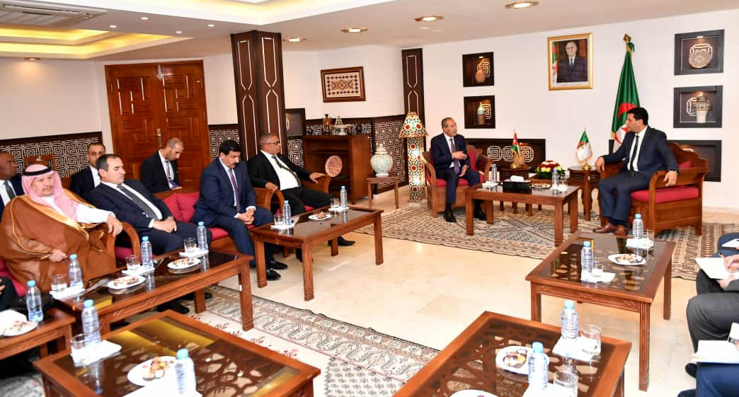 وفد نيابي يلتقي وزير السياحة الجزائري