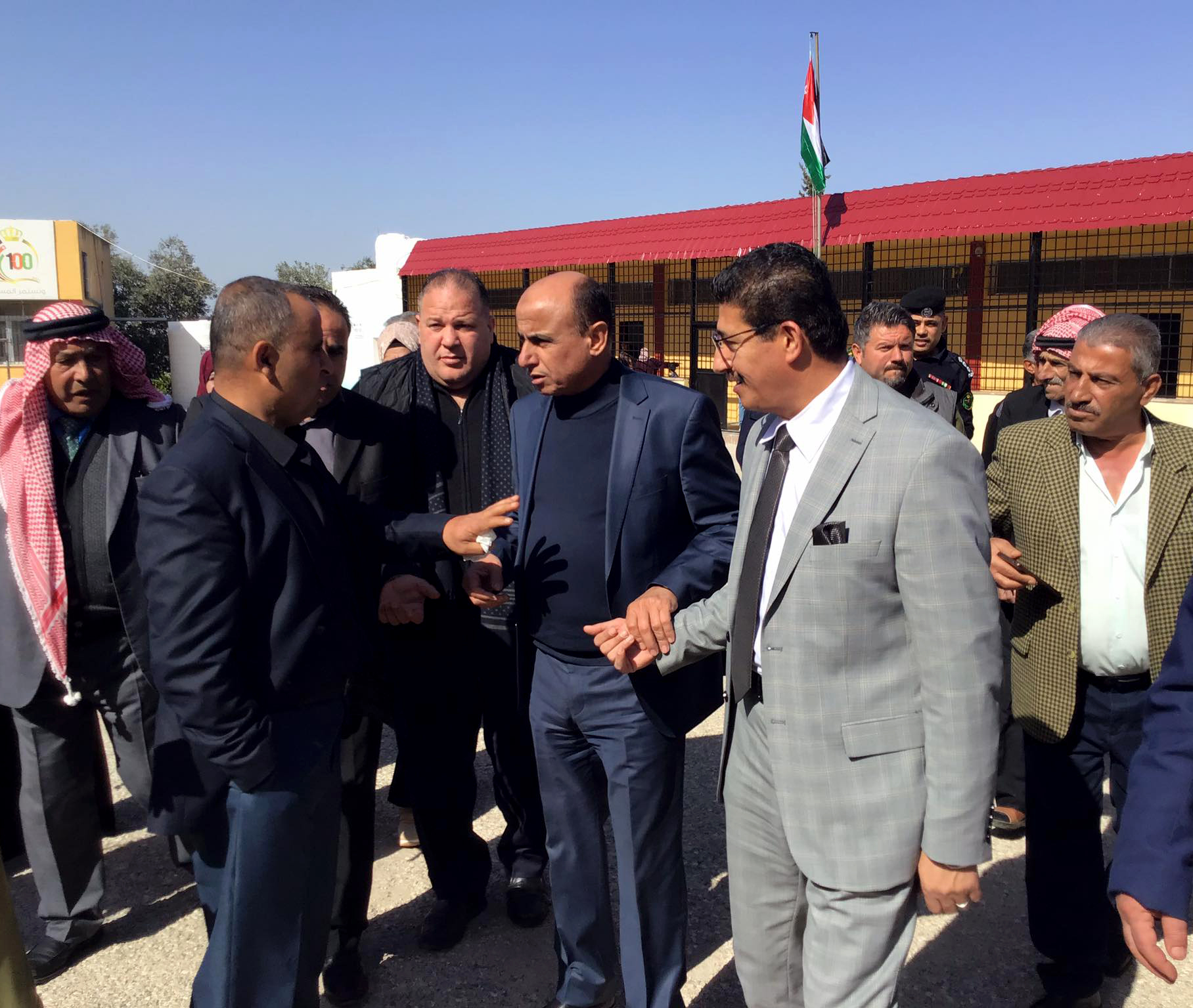 محافظ عجلون يطلع على واقع المدارس براجب