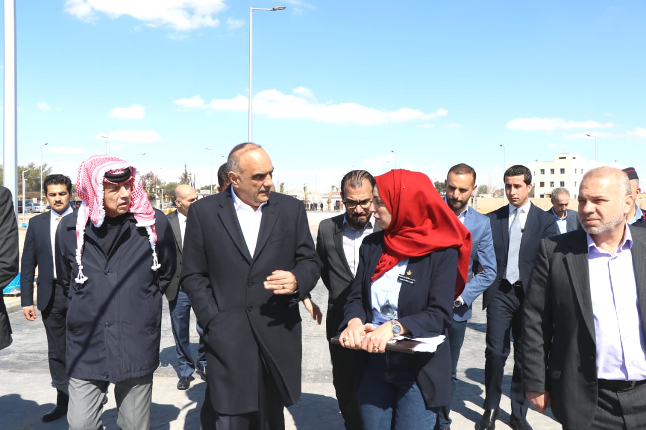رئيس الوزراء يبدأ سلسلة جولات ميدانية تفقدية إلى مؤسسات خدمية ومشاريع تنموية في المحافظات من الزرقاء