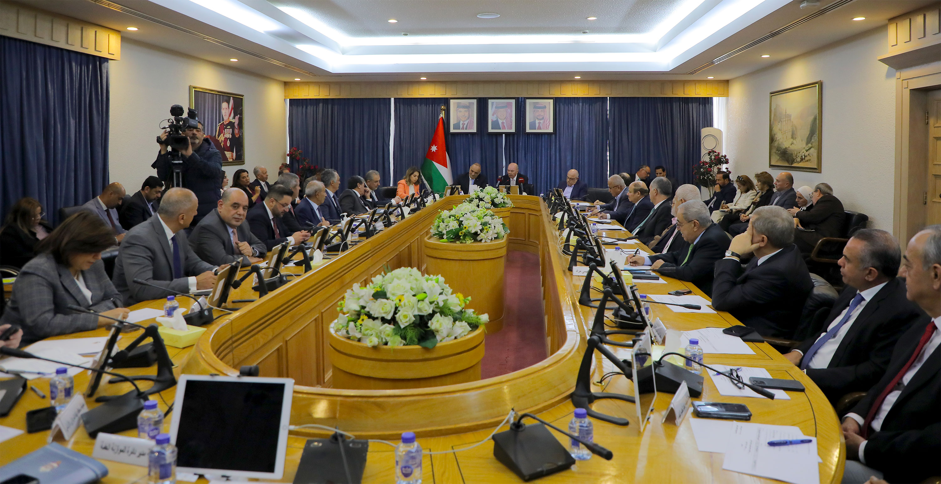 مالية الأعيان تلتقي رئيس الوزراء والفريق الاقتصادي