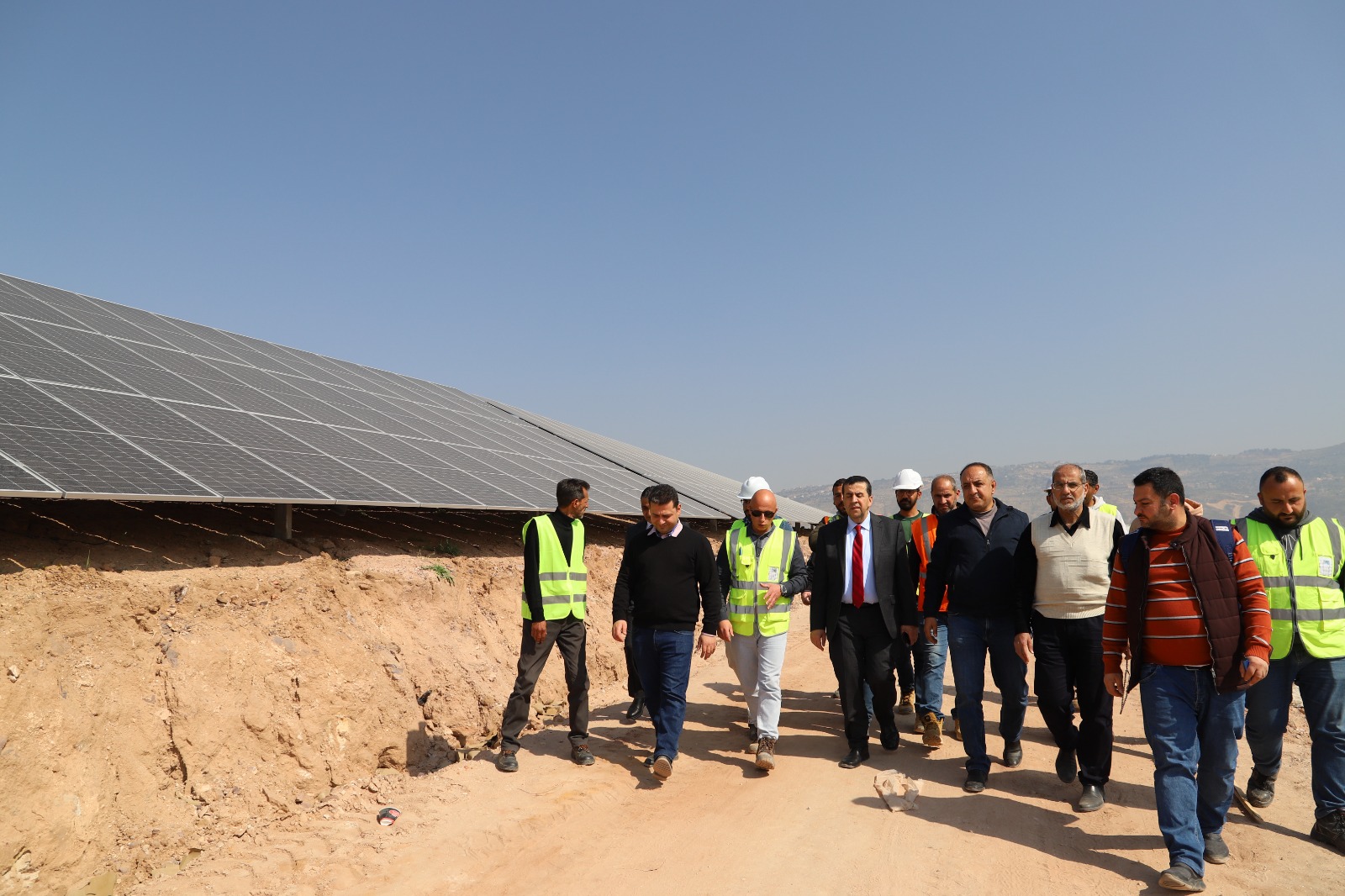 العجلوني يتفقد مشروع الطاقة الشمسية لجامعة البلقاء