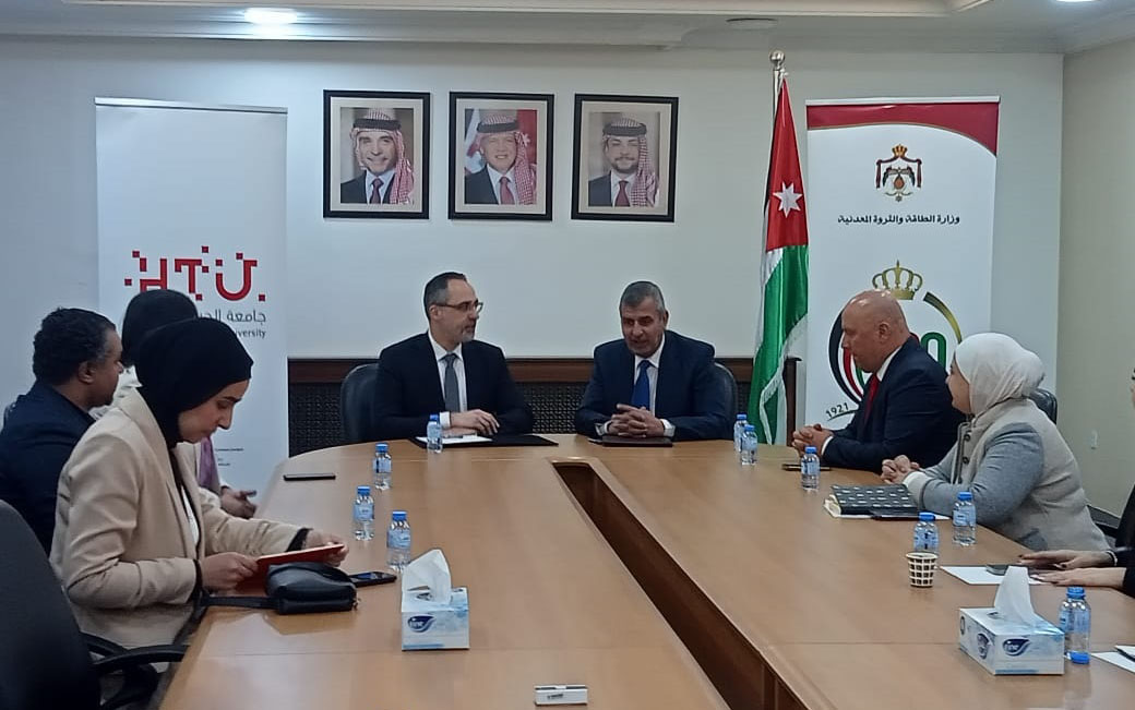 مذكرة تفاهم بين صندوق تشجيع الطاقة المتجددة وجامعة الحسين التقنية