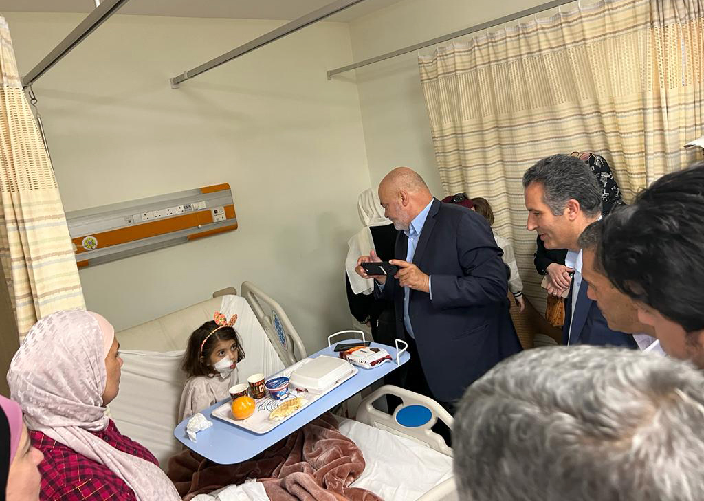 الفايز يعود طالبتين تعرضتا لحادث سقوط مروحة بمدرسة في العقبة