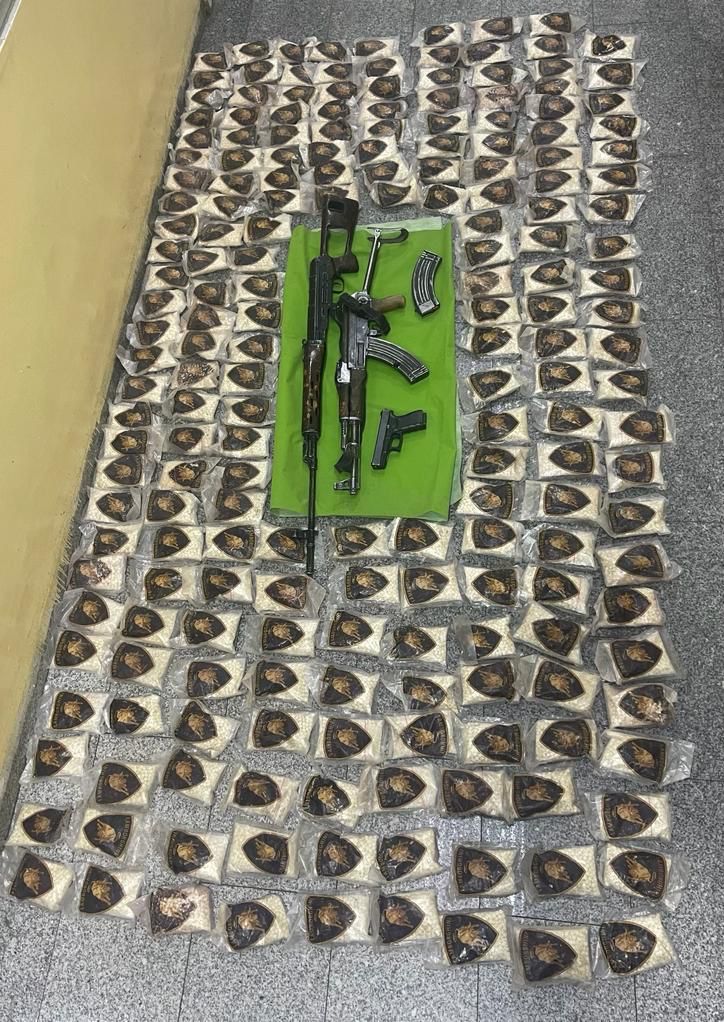 القبض على تاجري ومهربي مخدرات وضبط 200 ألف حبة مخدرة