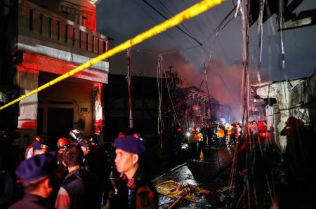 17 قتيلا و42 مصابا بحريق مستودع وقود في إندونيسيا