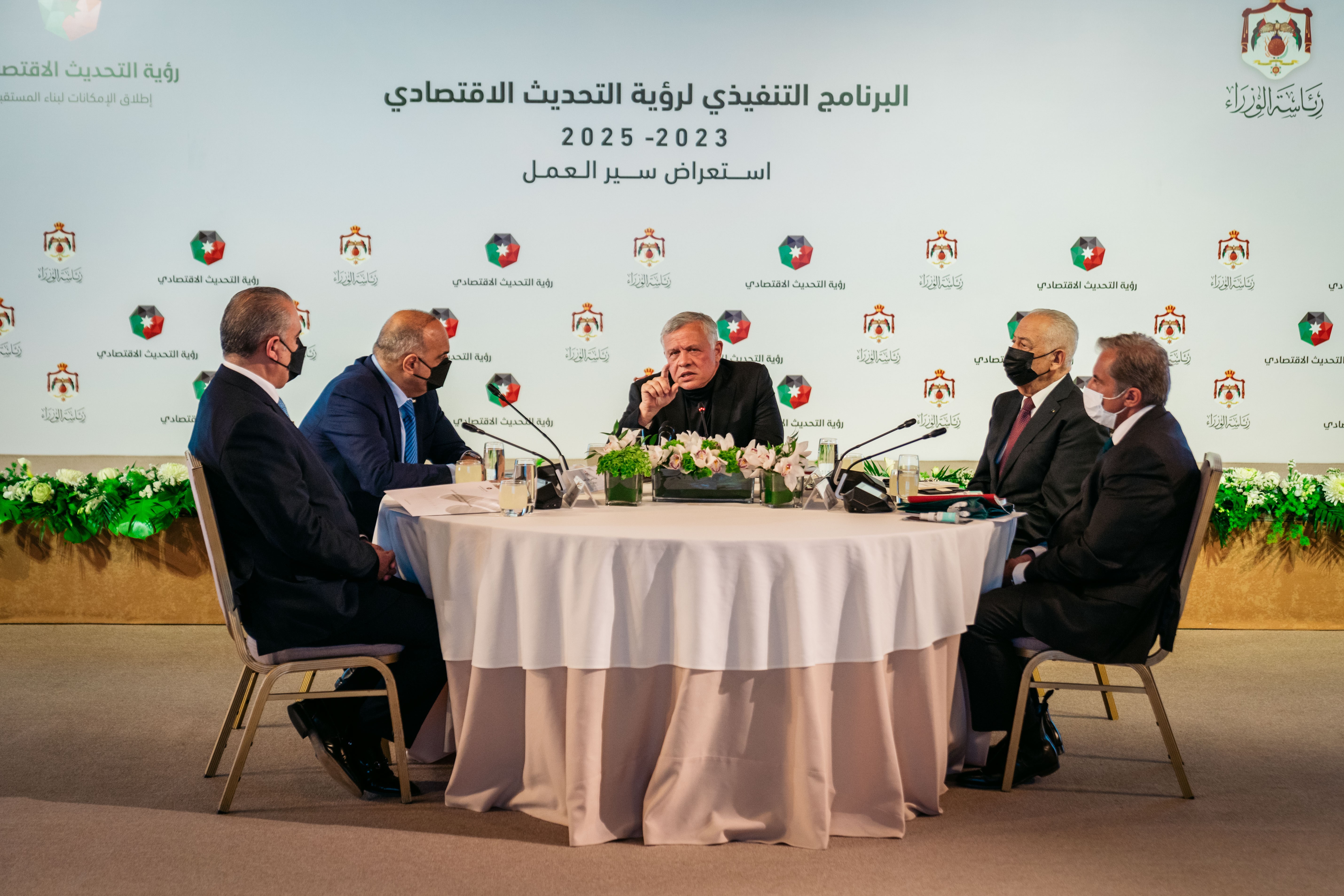 الملك يوجه الحكومة إلى الالتزام بالجداول الزمنية لتنفيذ خطط رؤية التحديث الاقتصادي