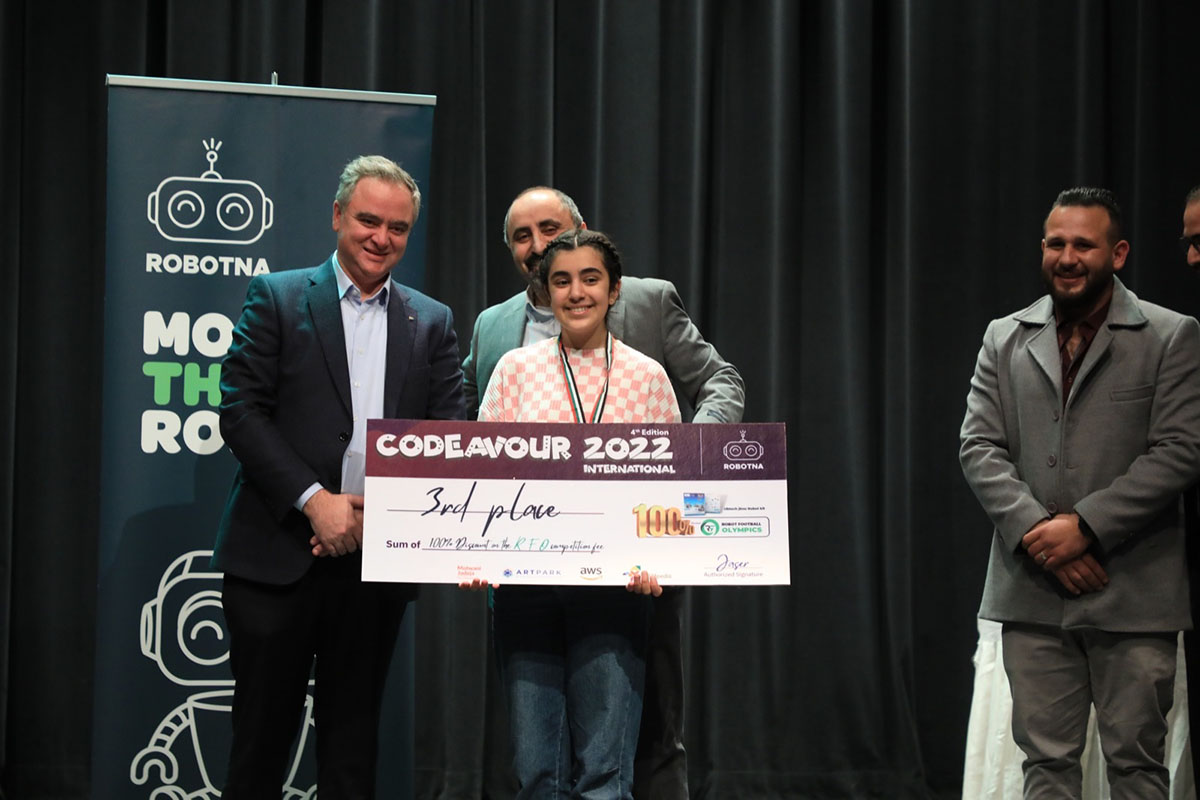 النابلسي يكرم المتأهلين للمسابقة العالمية للذكاء الاصطناعي