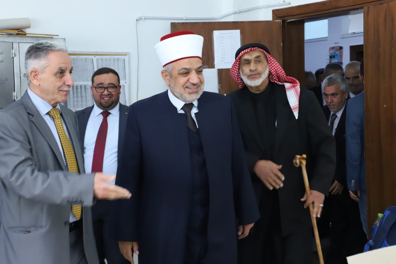 وزير الأوقاف يفتتح  ملتقى خيريا ويوما طبيا مجانيا بلواء الكورة