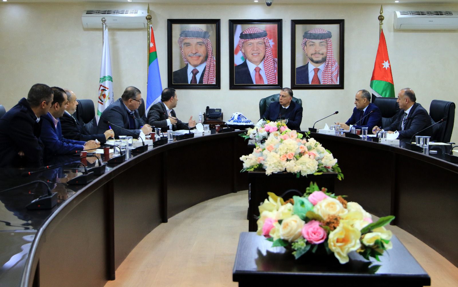 وزير الداخلية يبحث مع وفد جمعية مستثمري شرق عمان الصناعية مواضيع الاستثمار