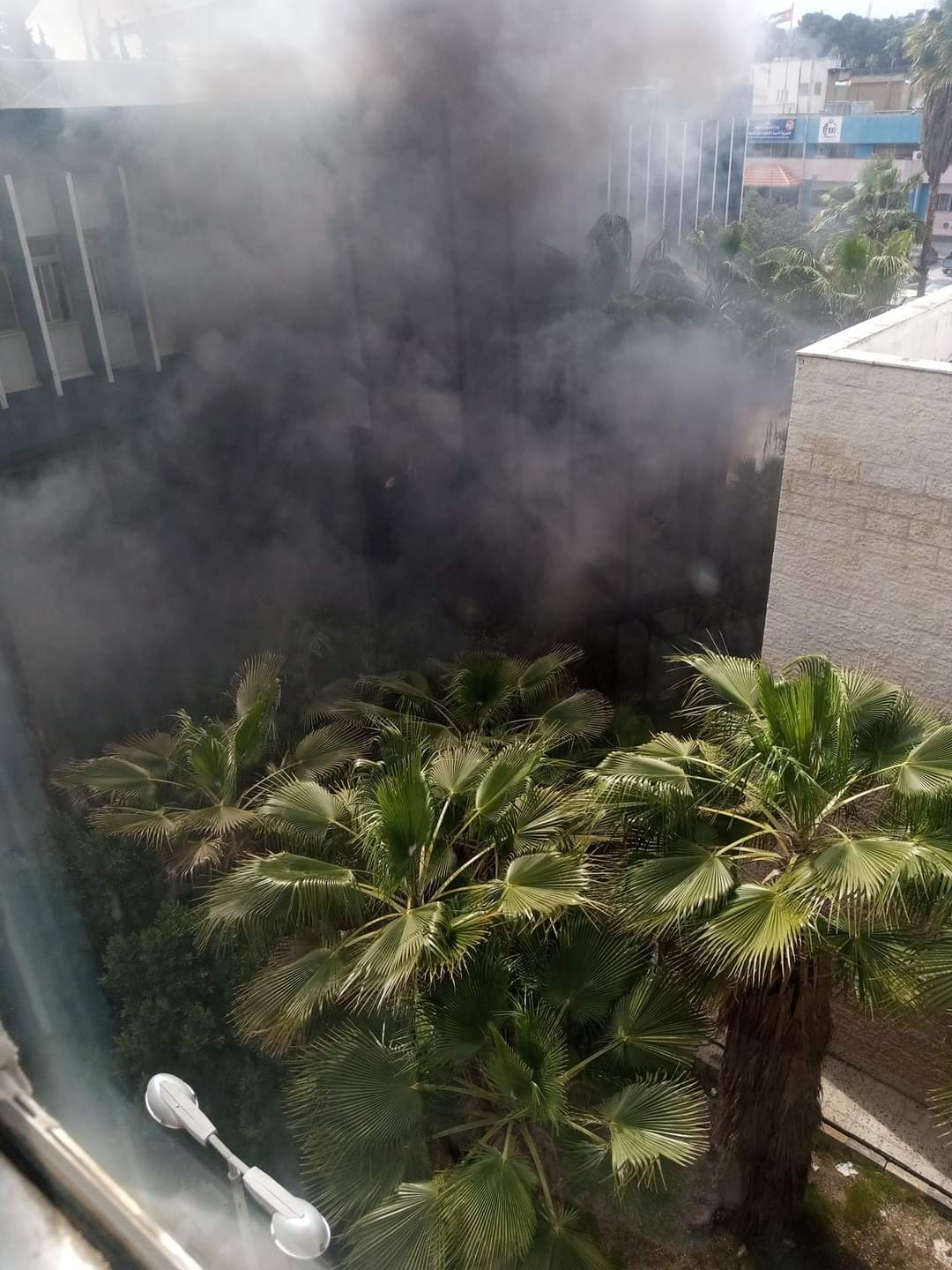 إصابة شخصين جراء استنشاقهما لدخان حريق في إربد