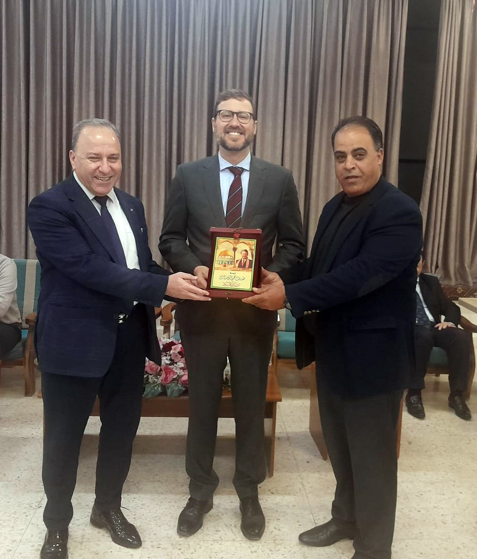 خرفان وبيكر يطلعان على احتياجات مخيم الوحدات