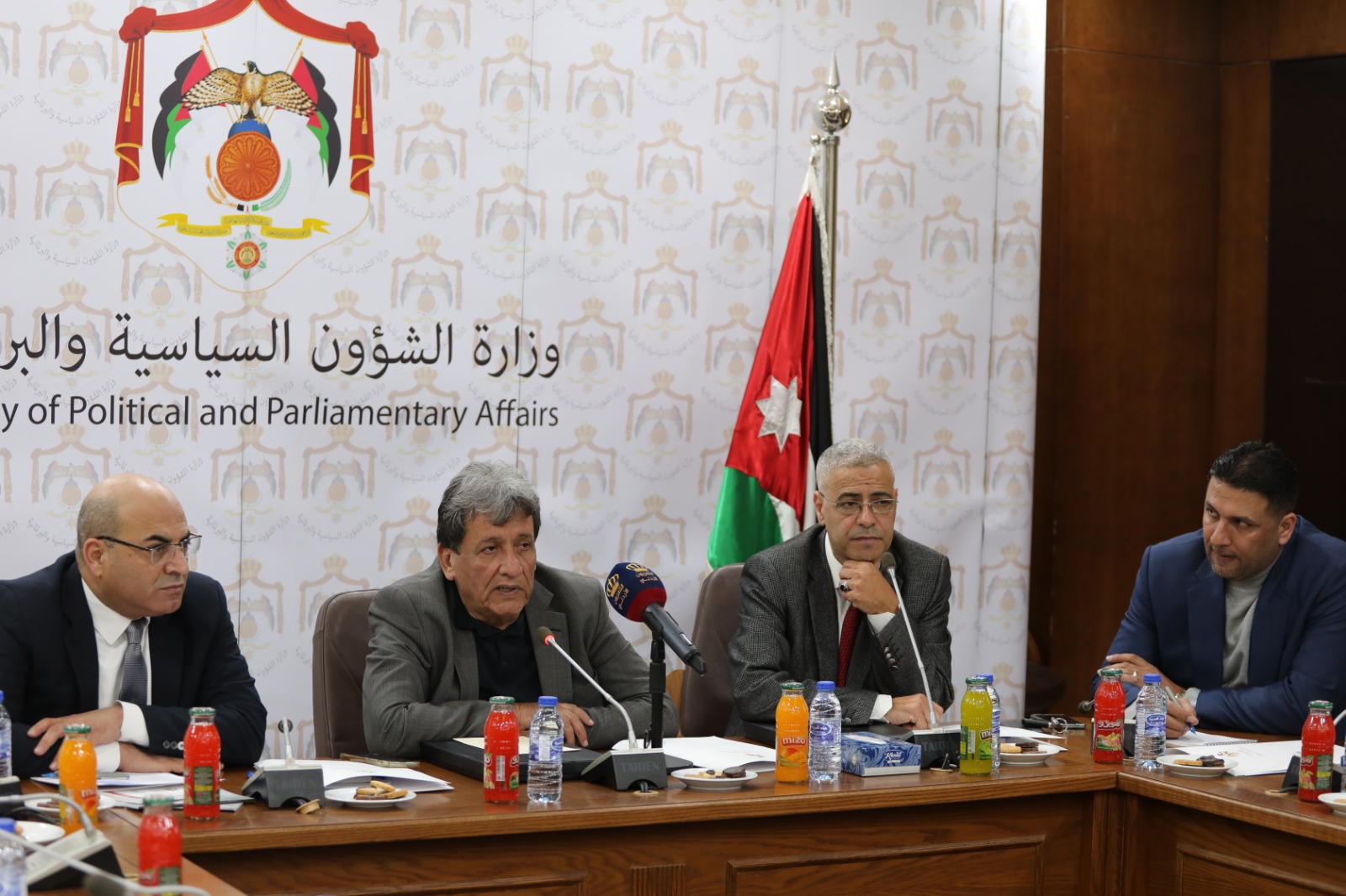 وزير الشؤون السياسية يؤكد أهمية مشاركة الشباب في الحياة العامة