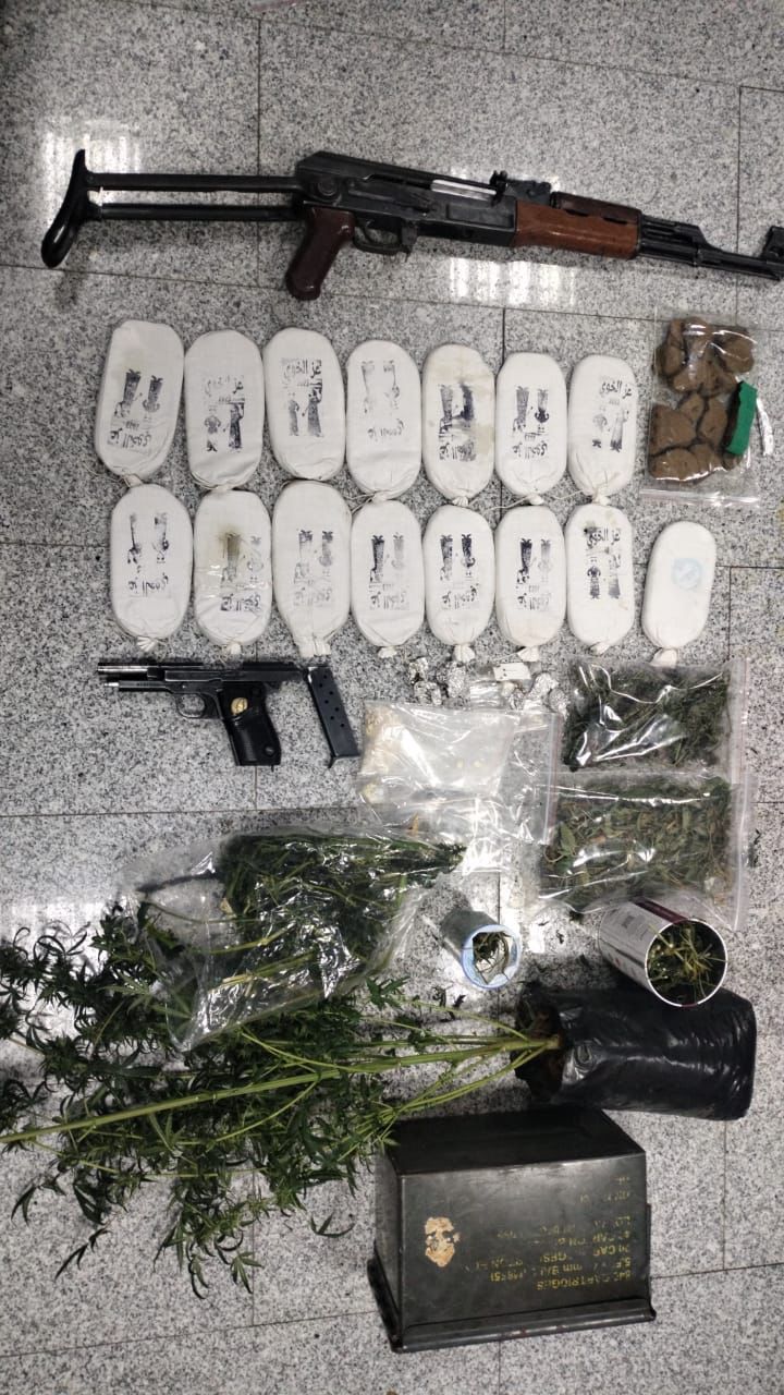 مكافحة المخدرات تُلقي القبض على تاجر مخدرات وشقيقه في مادبا