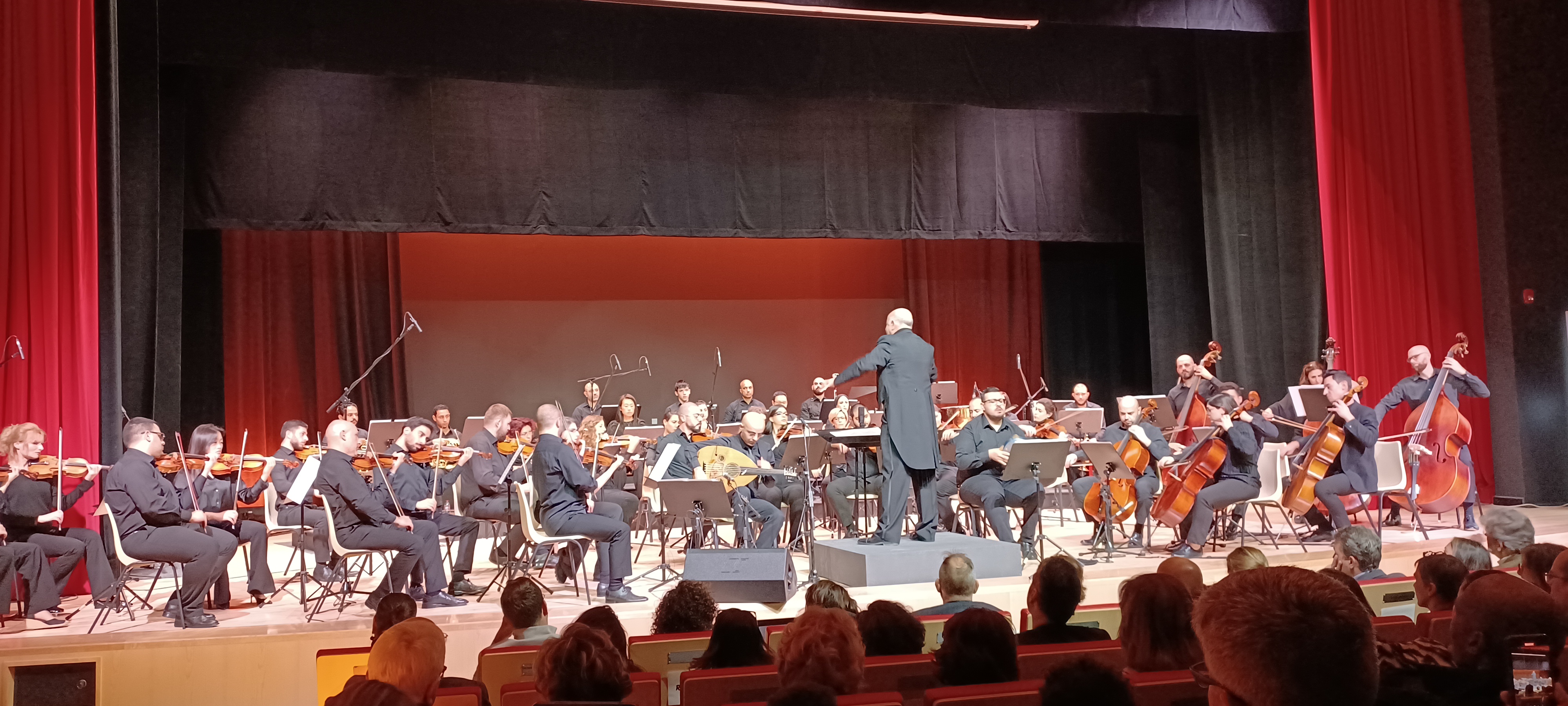 اوركسترا حجرة عمان تحيي حفلا موسيقيا