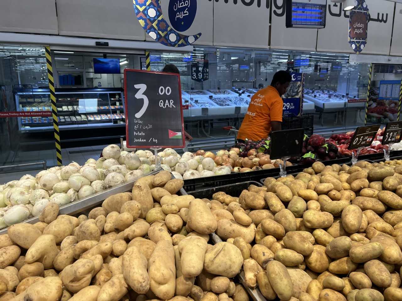 السوق القطري يستقبل كميات كبيرة من الخضراوات الأردنية استعدادا لرمضان