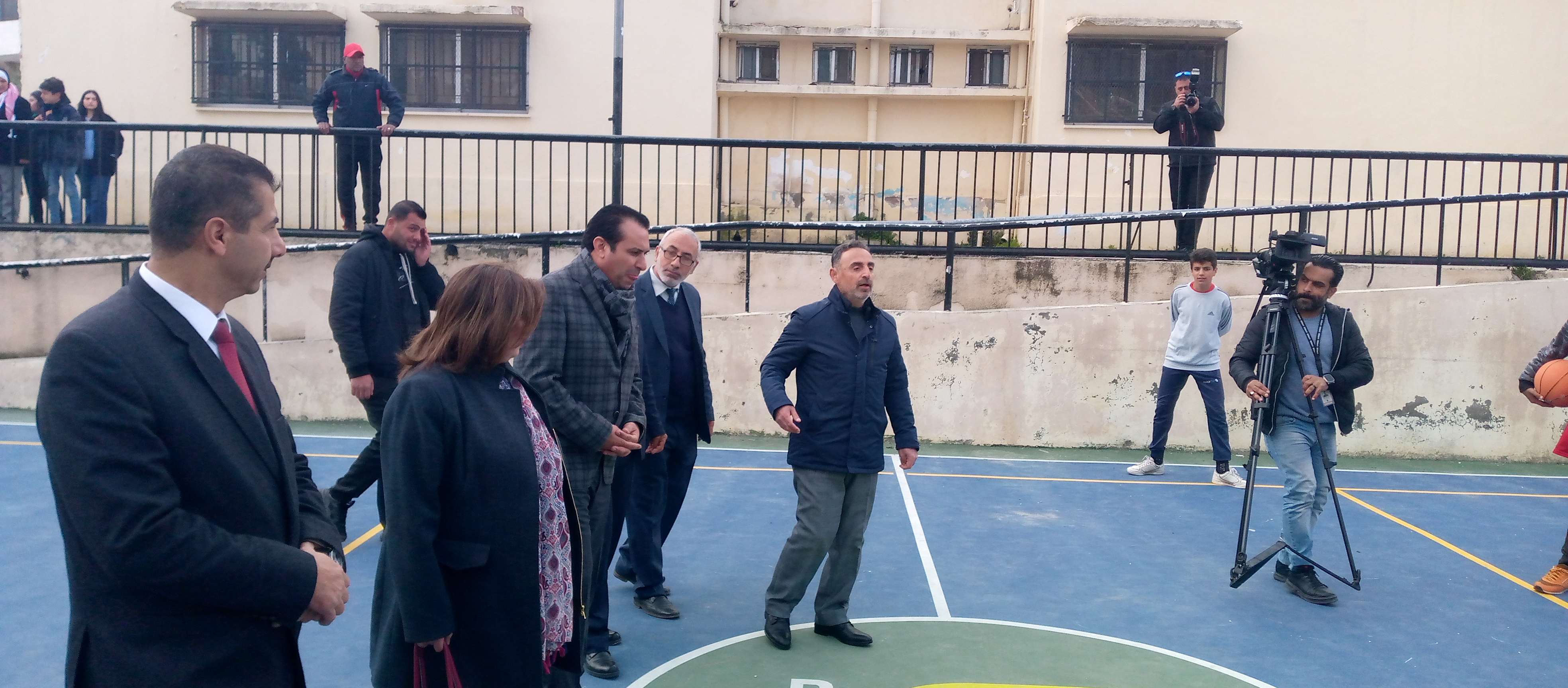 العجارمة يفتتح ملعبين لمدرستين في السلط