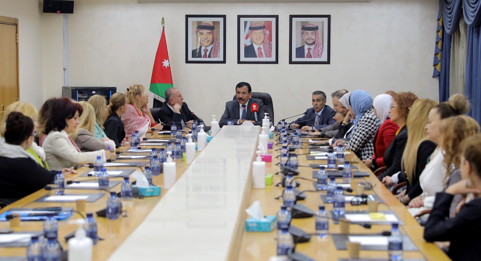 النائب الأول لرئيس مجلس النواب يلتقي وفدا نسائيا بلغاريا