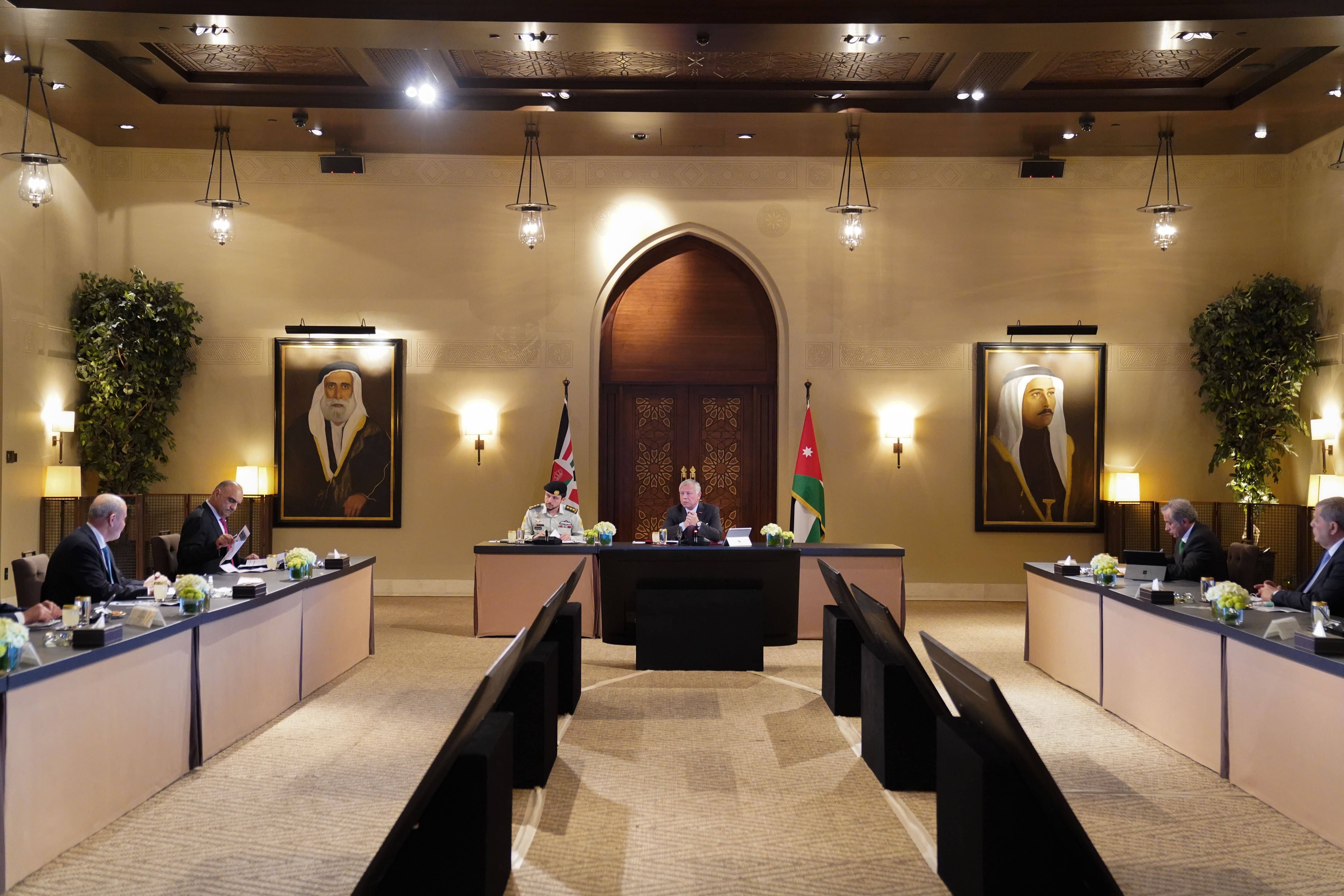 الملك يلتقي ممثلين عن القطاع الدوائي