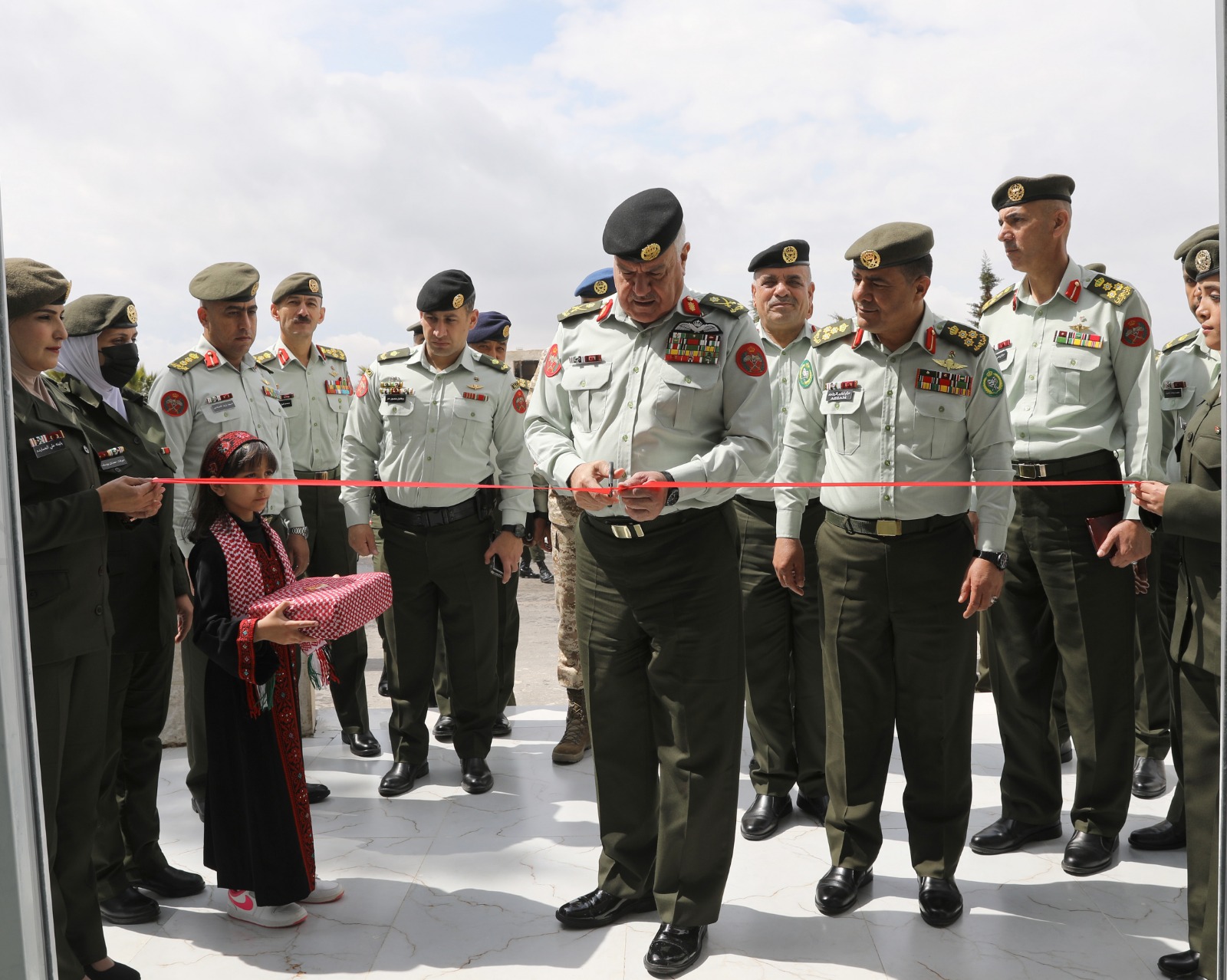 رئيس هيئة الأركان يفتتح قاعة الكرامة في كلية الدفاع الوطني