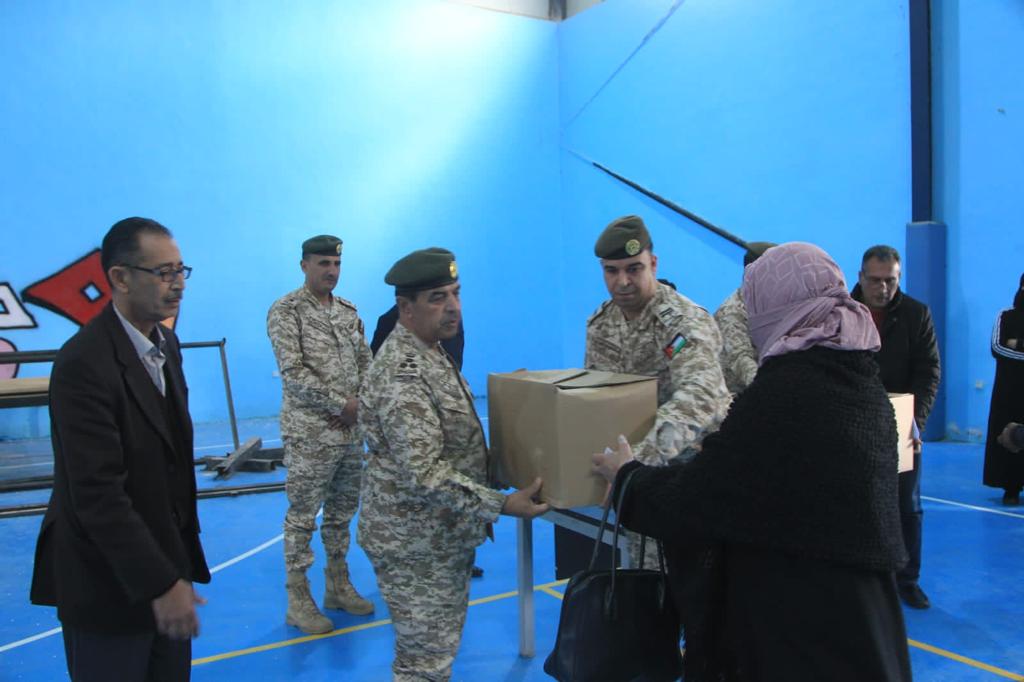 المنطقة العسكرية الشرقية توزع مجموعة من طرود الخير