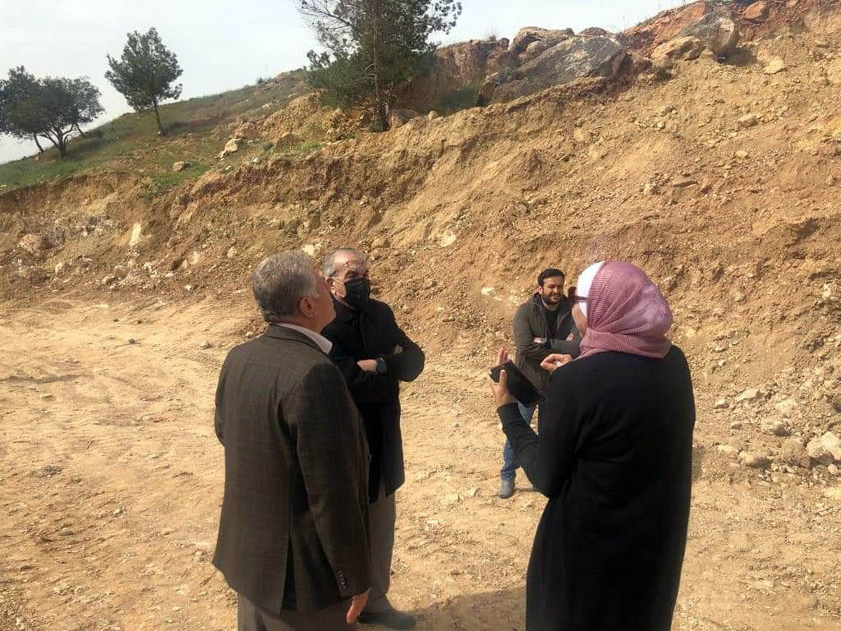 وزير الأشغال يتفقد أعمال معالجة جدار استنادي في جرش