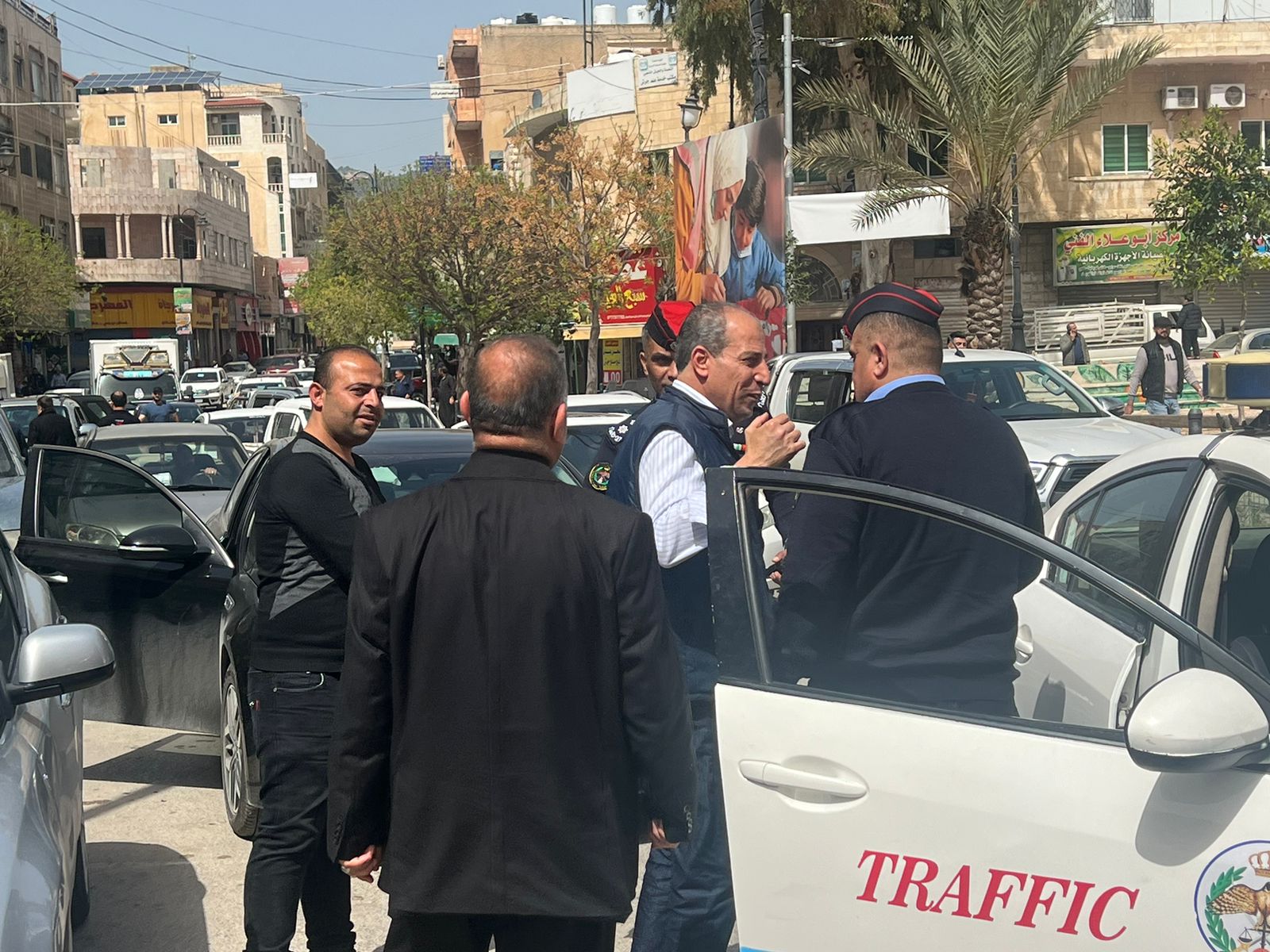 محافظ جرش يتفقد السوق التجاري ومدى الالتزام بالأسعار