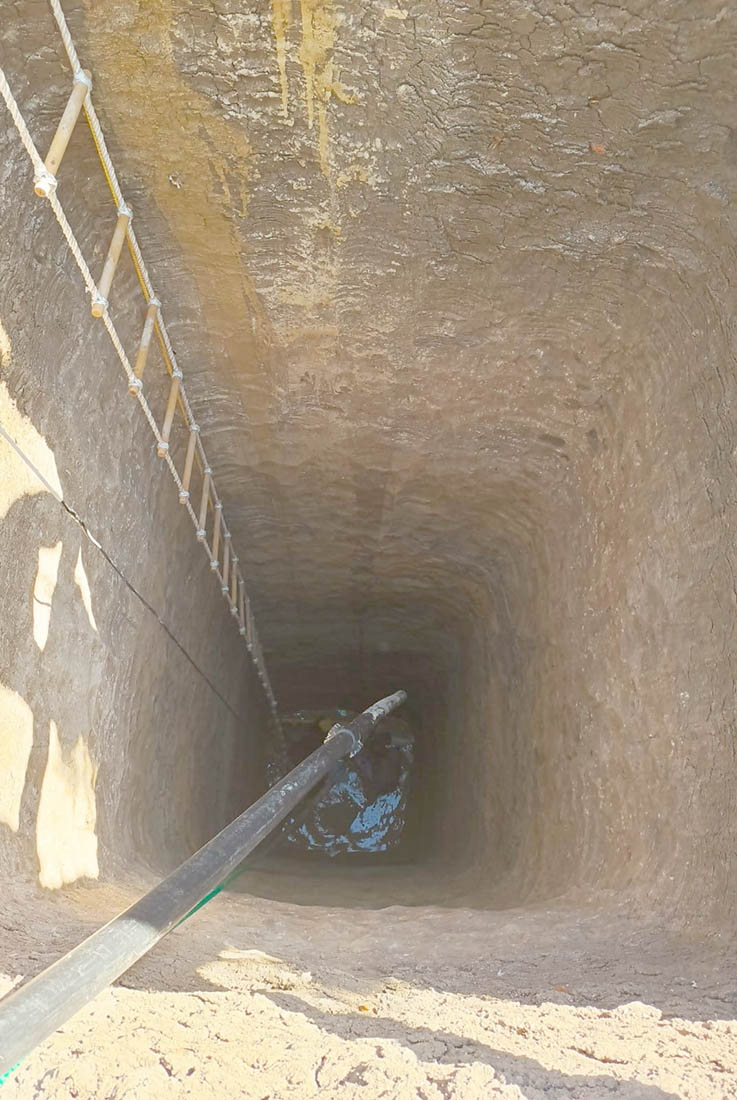 الدفاع المدني ينقذ شخصاً سقط داخل بئر ماء