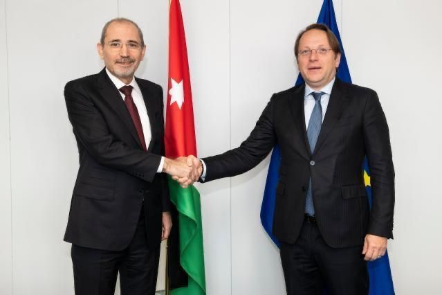 الصفدي يلتقي المفوض الأوروبي لشؤون التوسع والجوار