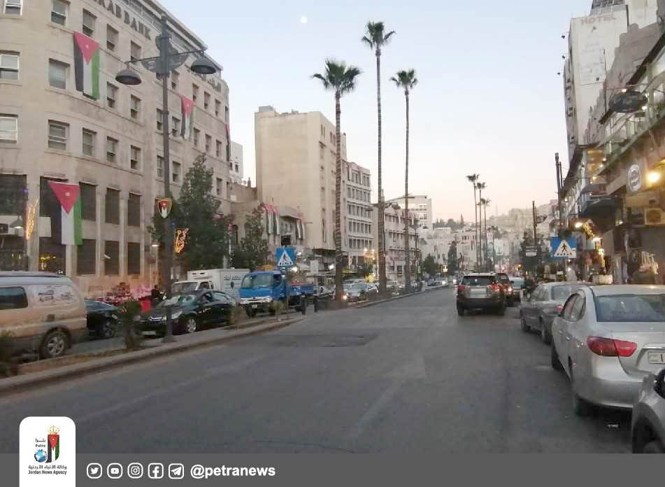 محرومون من الإفطار مع أسرهم.. عاملون في رمضان يشكون طول ساعات العمل