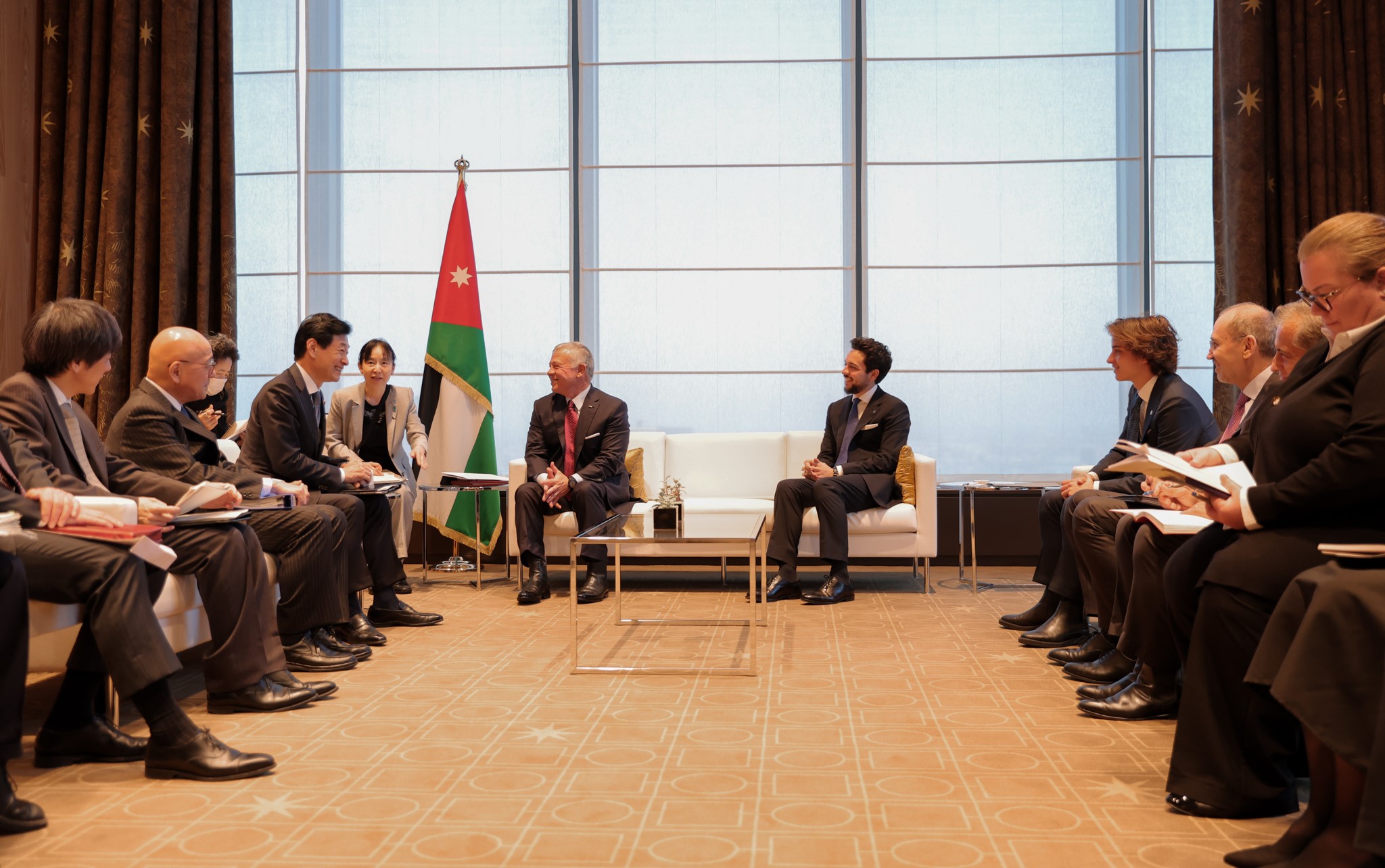 الملك يبحث فرص التعاون الاقتصادي مع مسؤولين يابانيين