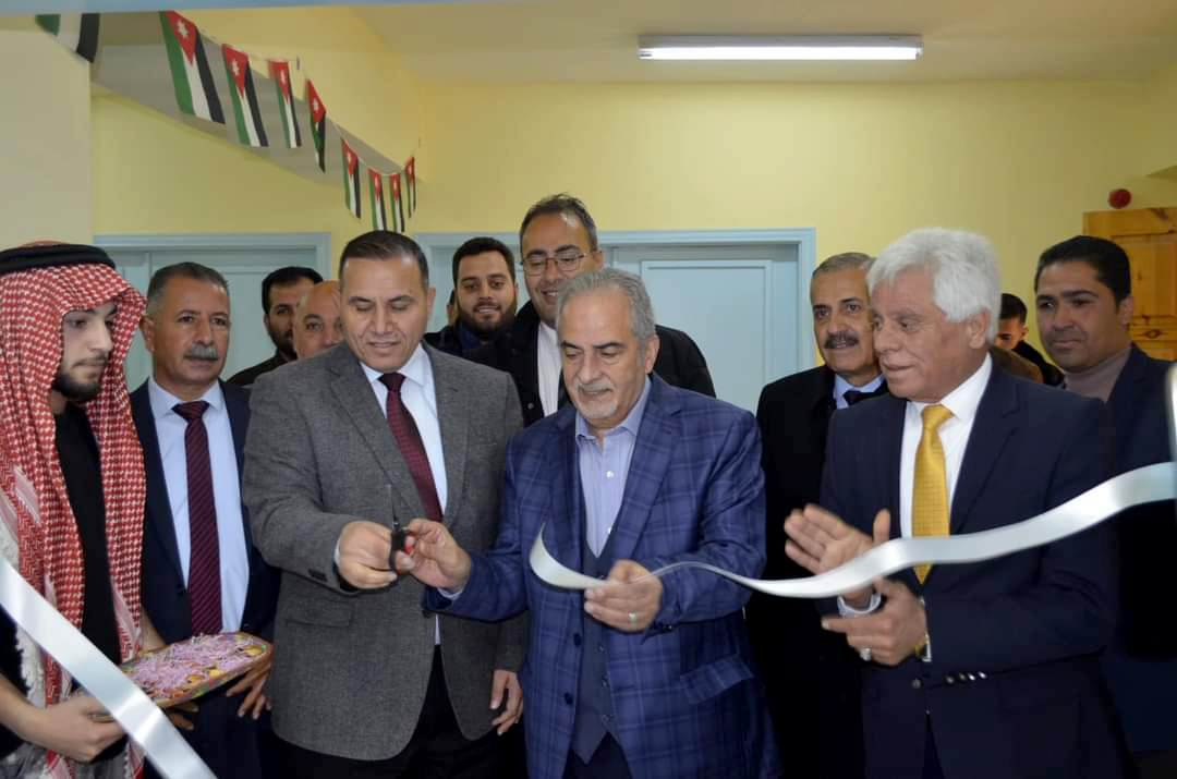 "عمان الأهلية" تجهز مختبر حاسوب بمدرسة السلط الثانوية