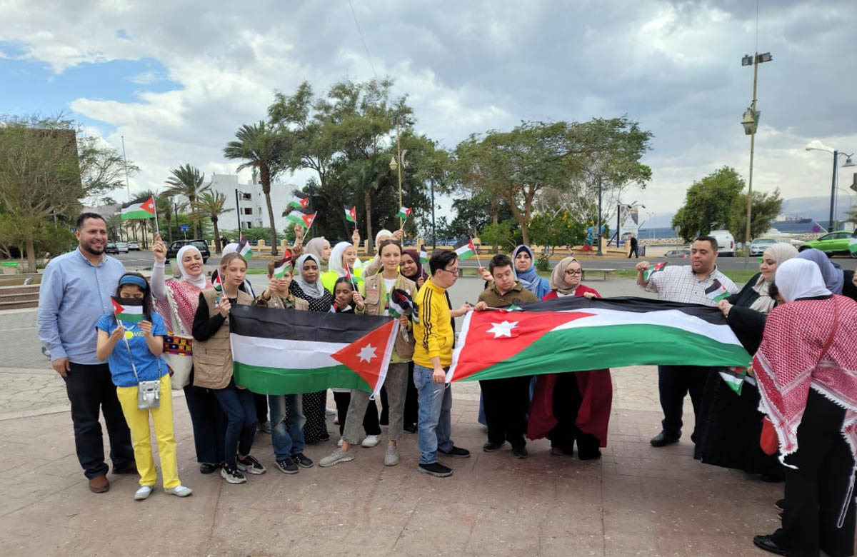 أطفال متلازمة داون بالعقبة يشاركون بيوم العلم الأردني