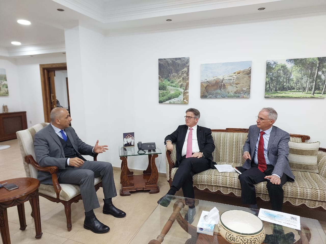 وزير البيئة يلتقي السفير الفرنسي لدى المملكة.. إعادة مصححة