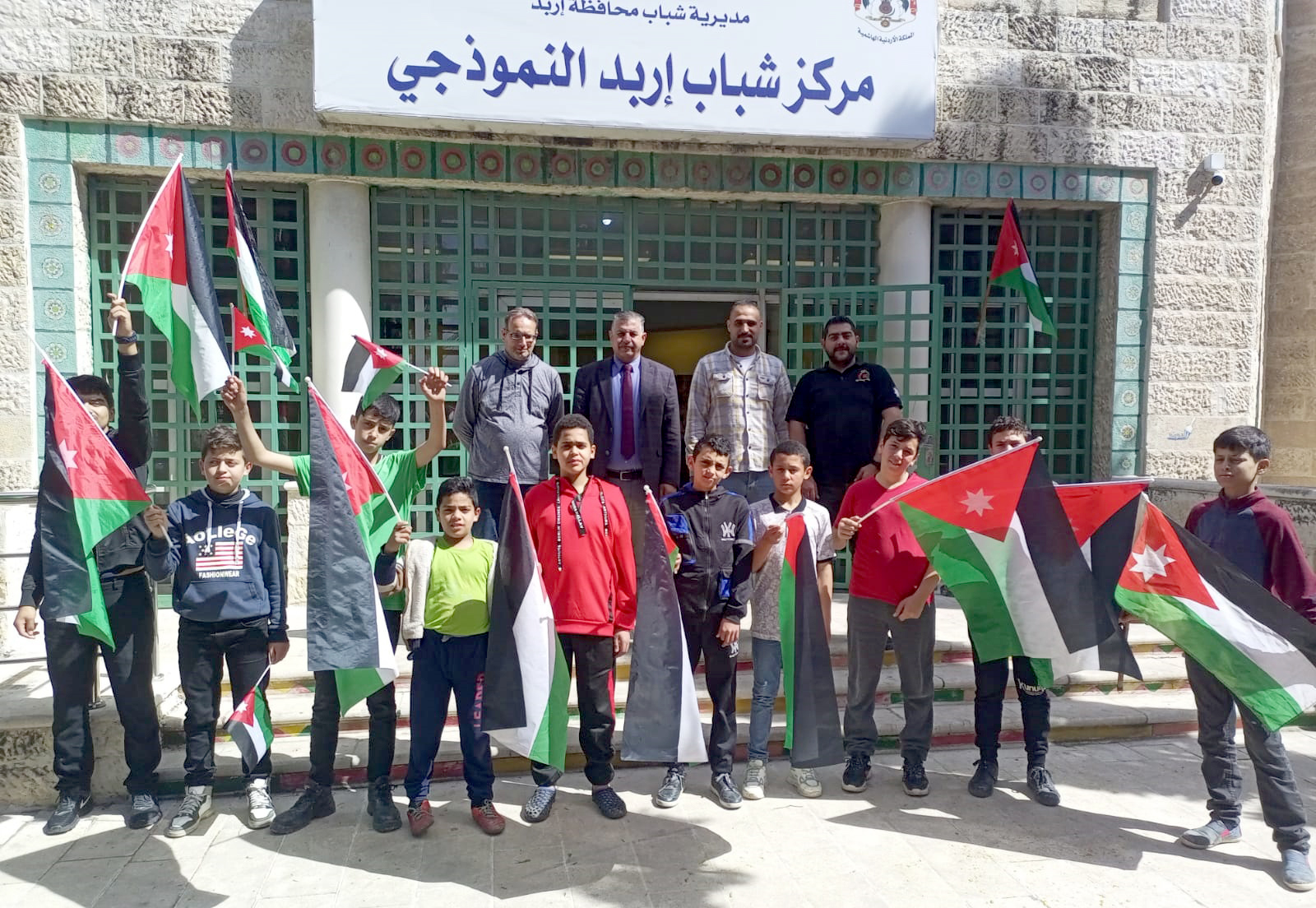 فاعليات شعبية ورسمية تحتفل باليوم الوطني للعلم الأردني