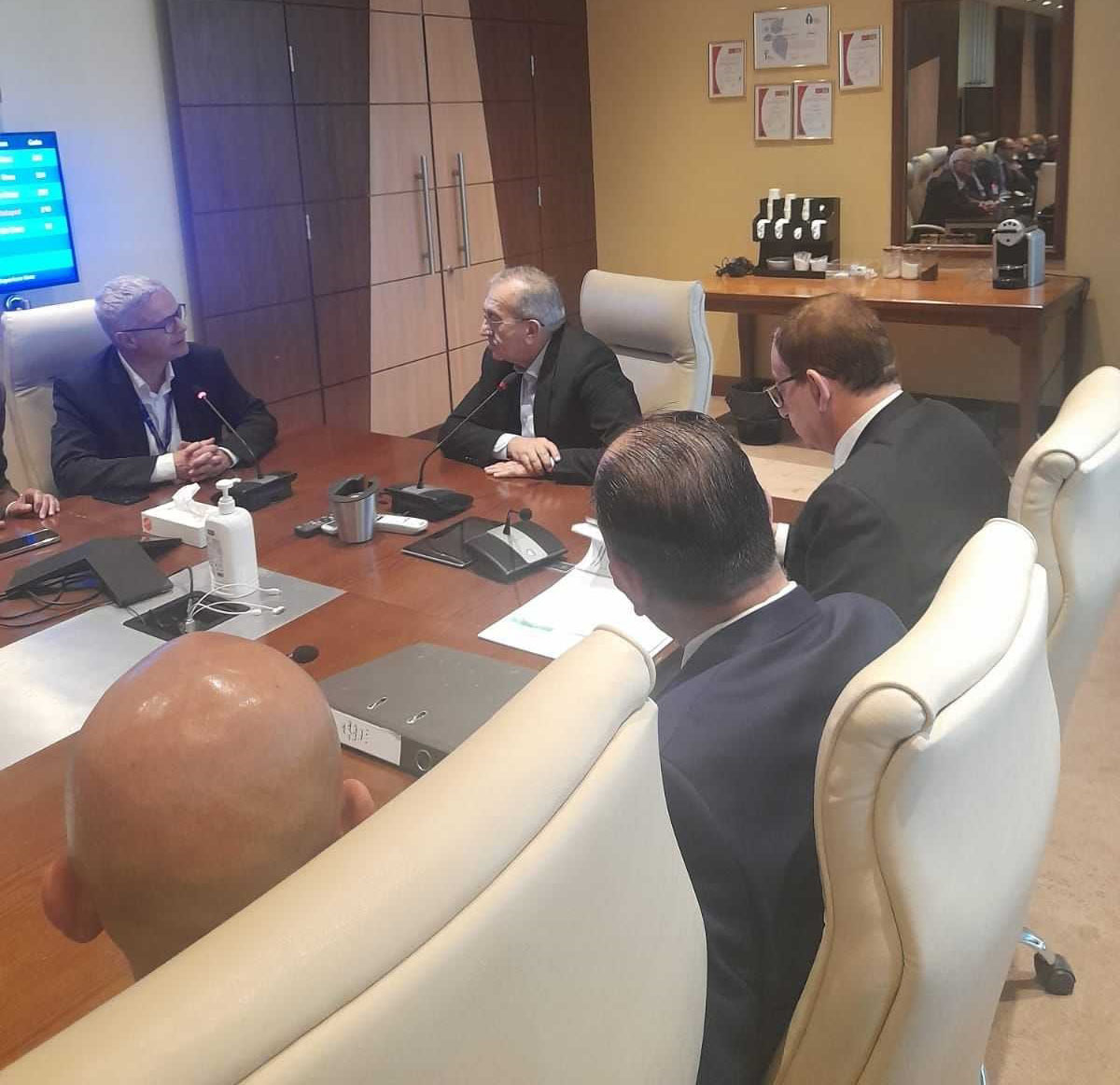 بحث حل مشكلة الطائرات المتوقفة في مطار الملكة علياء الدولي