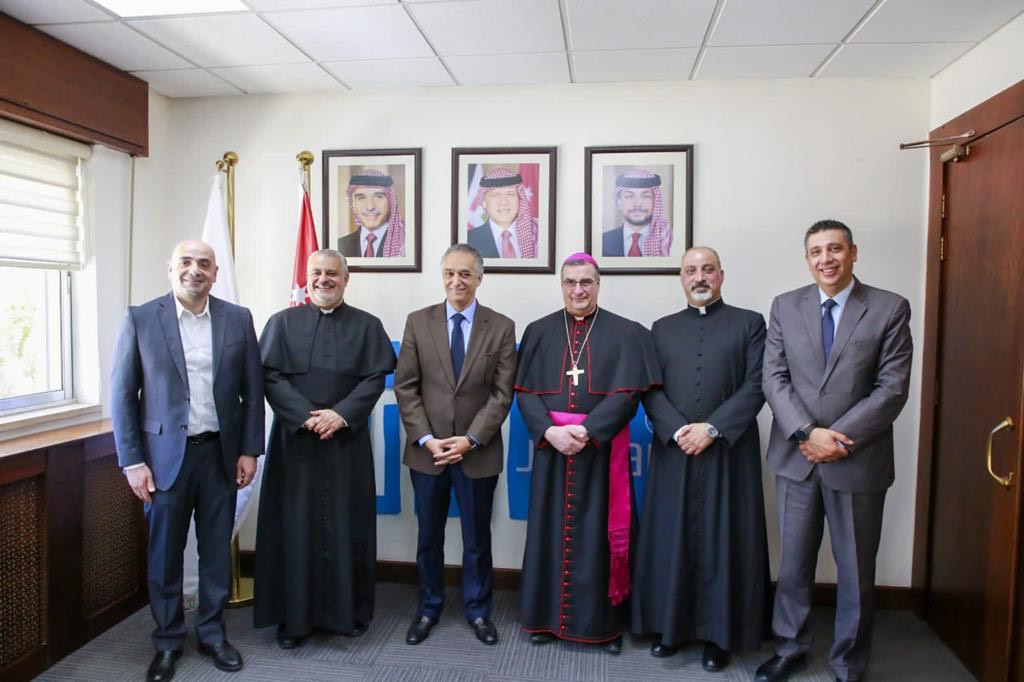 وزير السياحة يلتقي أسقف مزار لورد الفرنسي