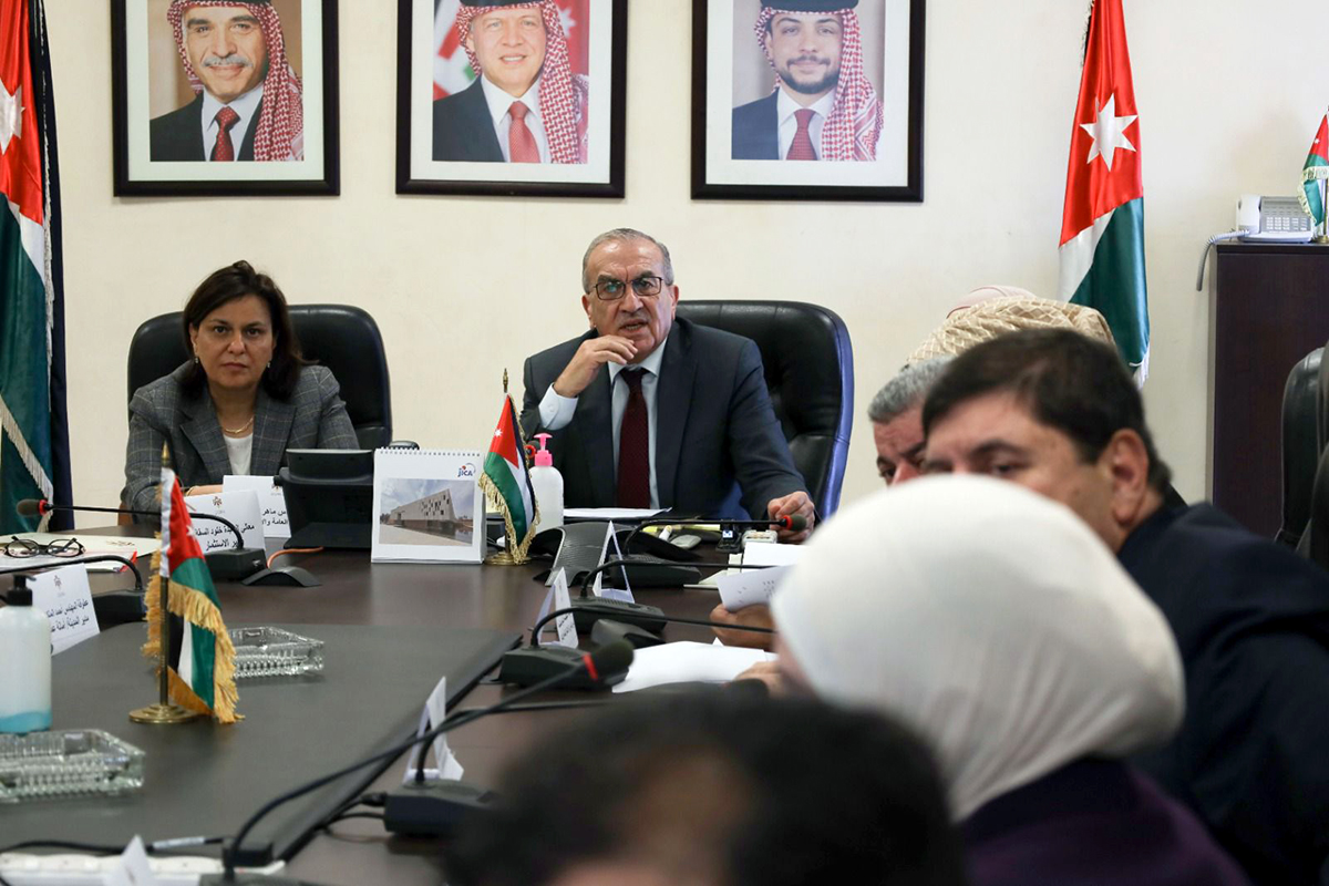 أبو السمن يؤكد أهمية الإسراع بتنفيذ مشروع حافلات التردد السريع