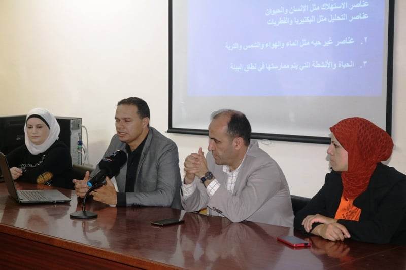 محاضرة حول الوعي البيئي بجامعة الزرقاء