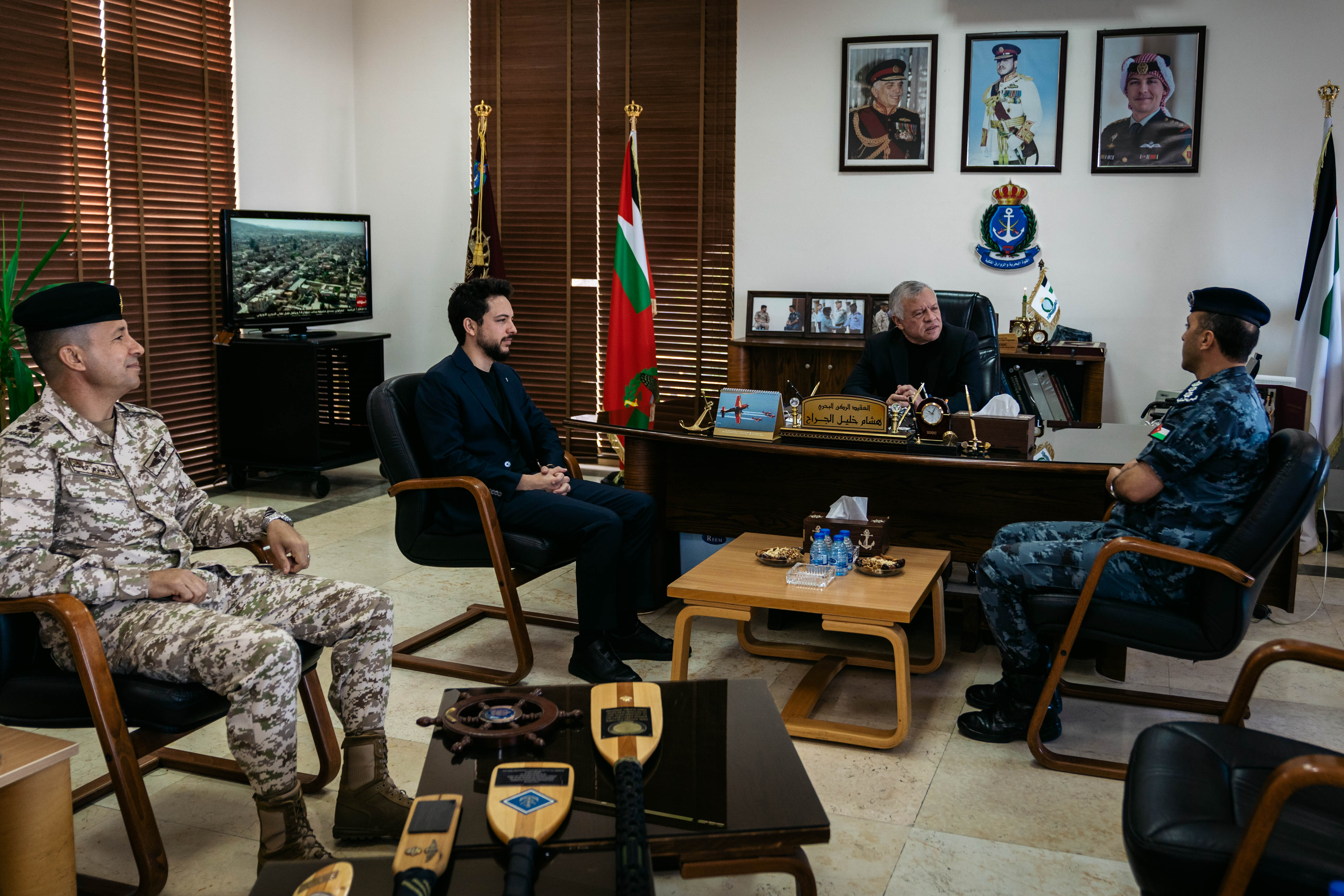 جلالة الملك عبدالله الثاني، القائد الأعلى للقوات المسلحة، يرافقه سمو الأمير الحسين بن عبدالله الثاني، ولي العهد، يزور قيادة القوة البحرية والزوارق الملكية