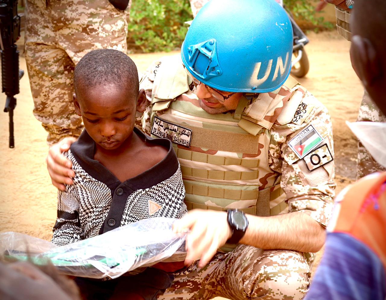 قوة الانتشار السريع مالي3 توزع مساعدات إنسانية بمناسبة العيد