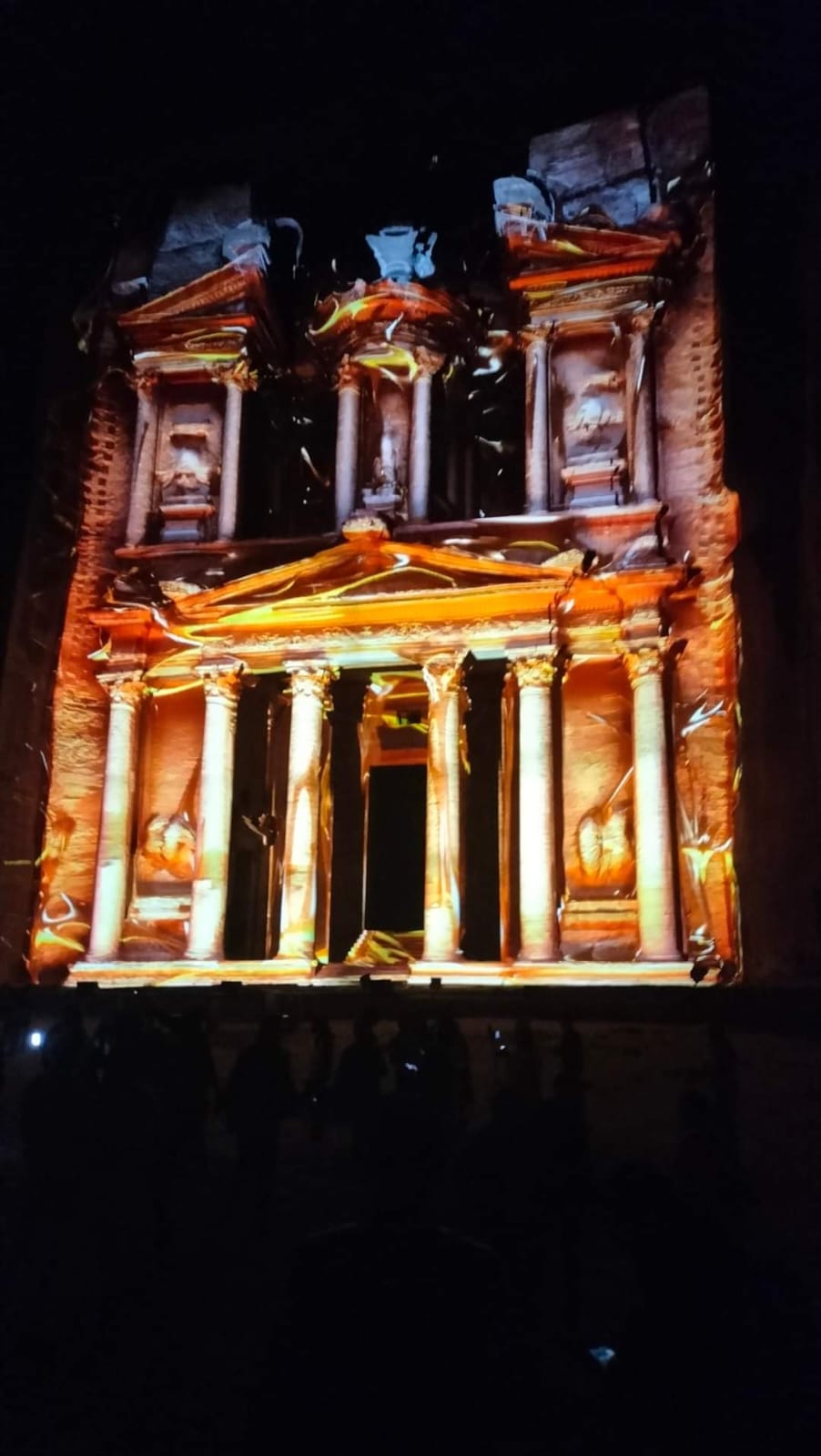 المدينة الوردية تتألق بسحرها وتاريخها في مهرجان البترا الضوئي