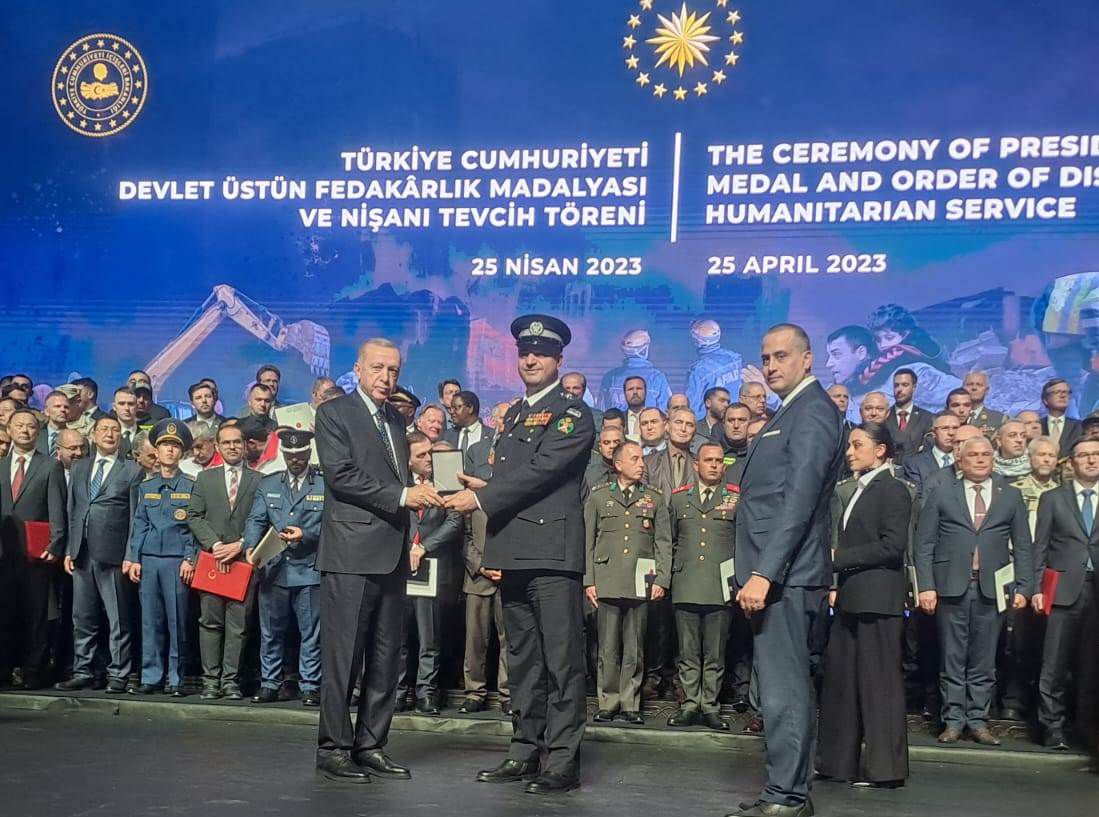الرئيس التركي يسلم قائد فريق البحث والإنقاذ الأردني وسام التضحية العظمى