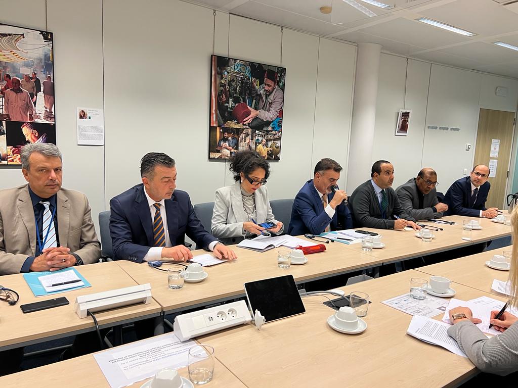 وفد نيابي يلتقي مسؤولاً بالبرلمان الأوروبي وممثل الاتحاد لعملية السلام بالشرق الأوسط