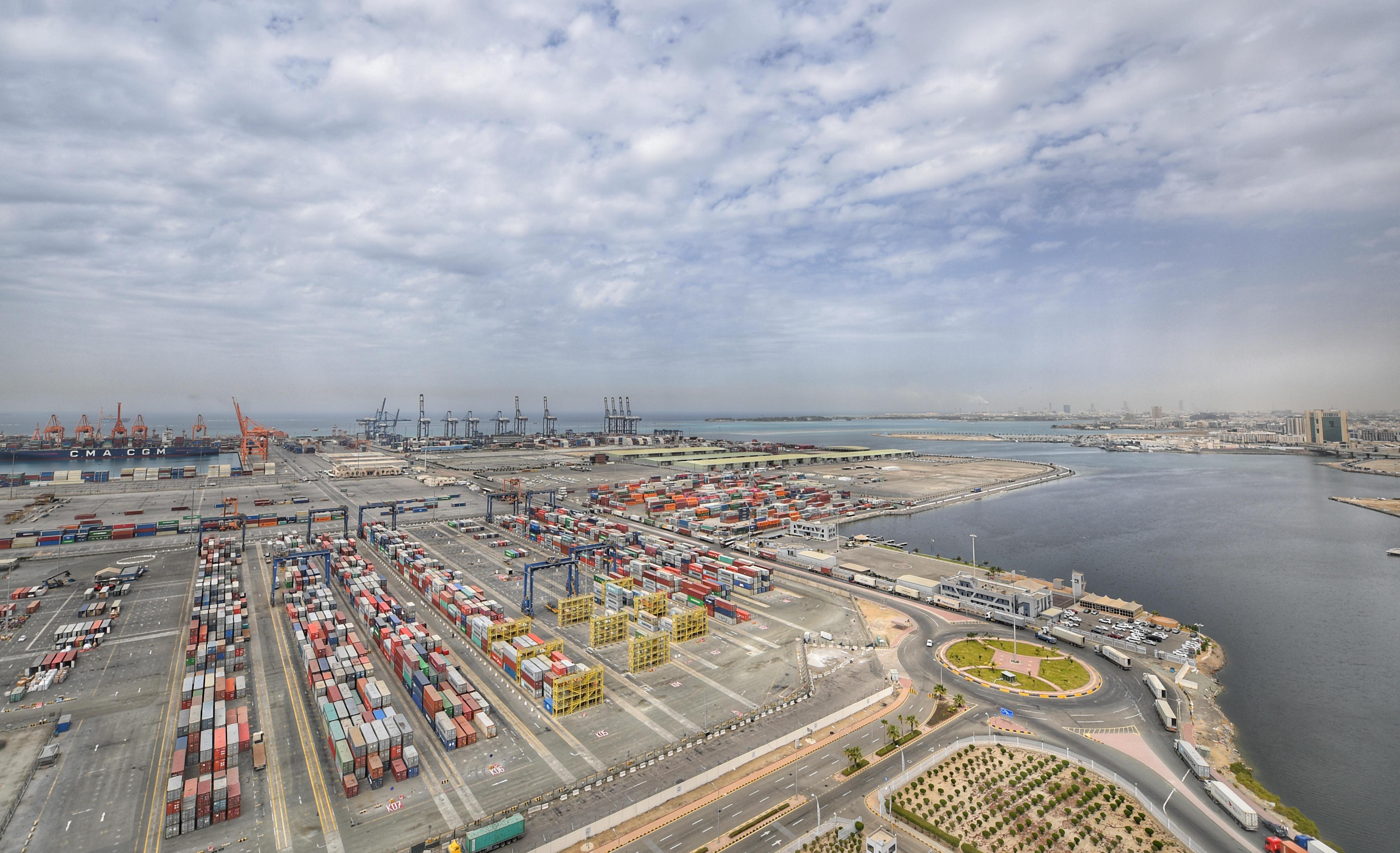 73 ألف كيلو متر من الطرق و13 ميناء تربط السعودية بالعالم