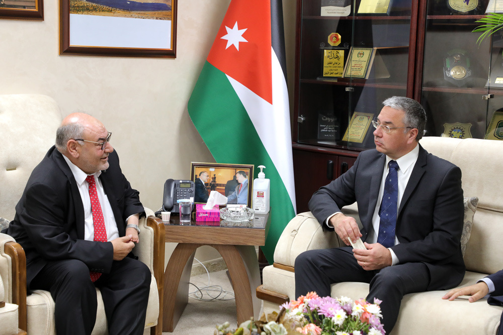 بحث التعاون بين جامعتي الهاشمية وهلنسكي الفنلندية