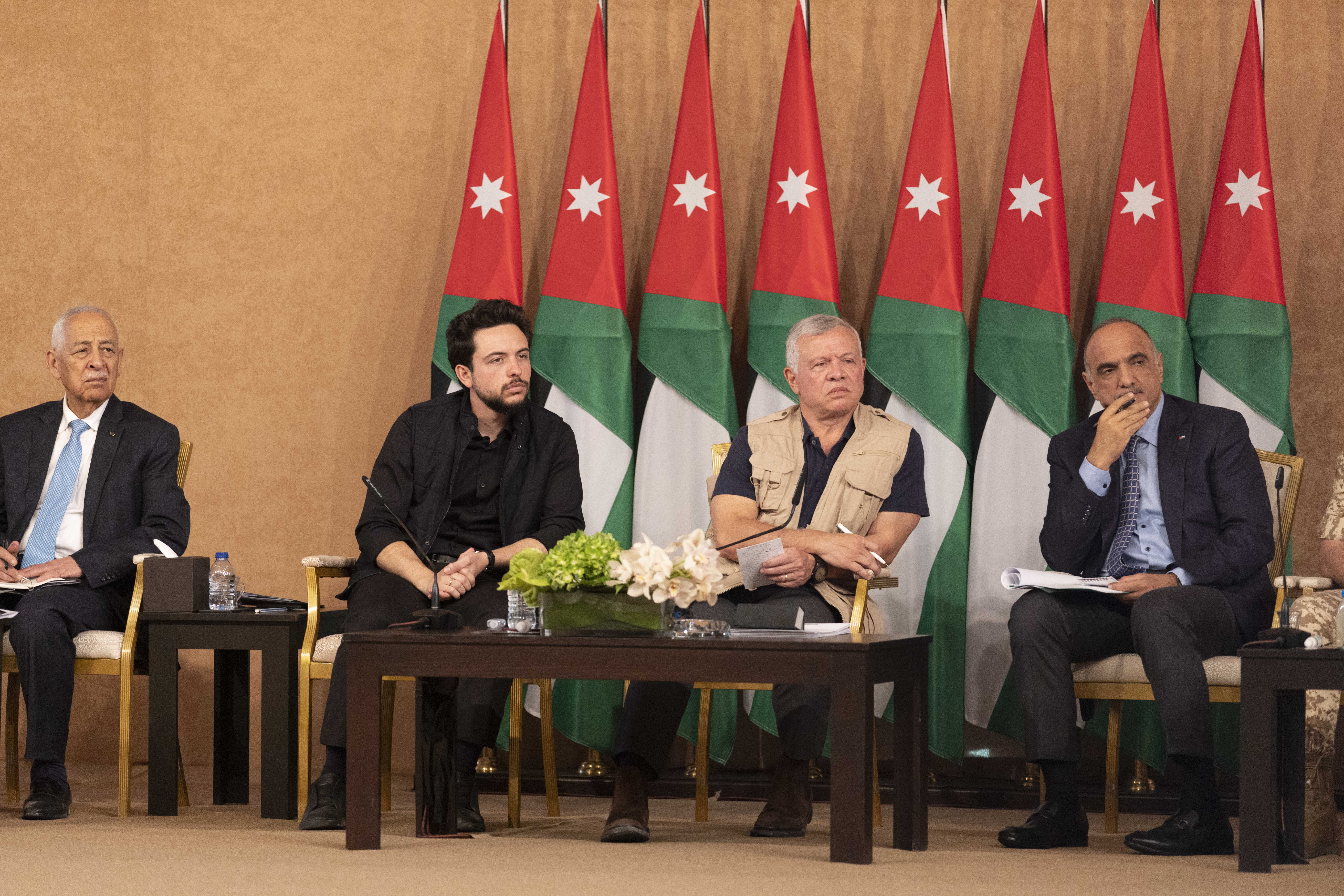 الملك يلتقي عددا من شيوخ ووجهاء محافظة جرش