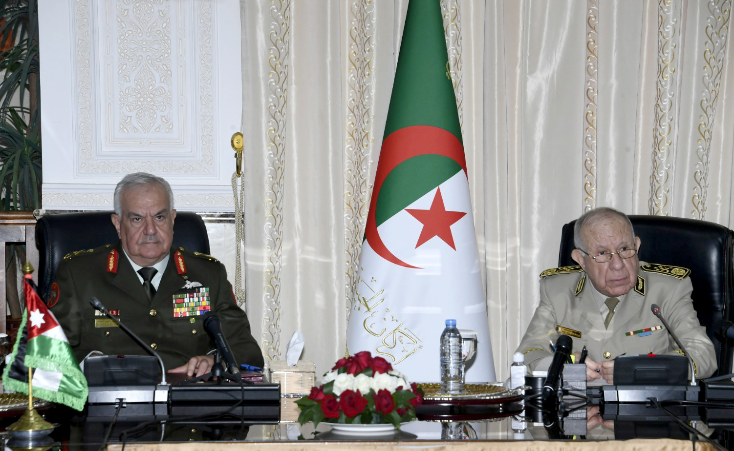رئيس هيئة الأركان المشتركة يلتقي نظيره الجزائري