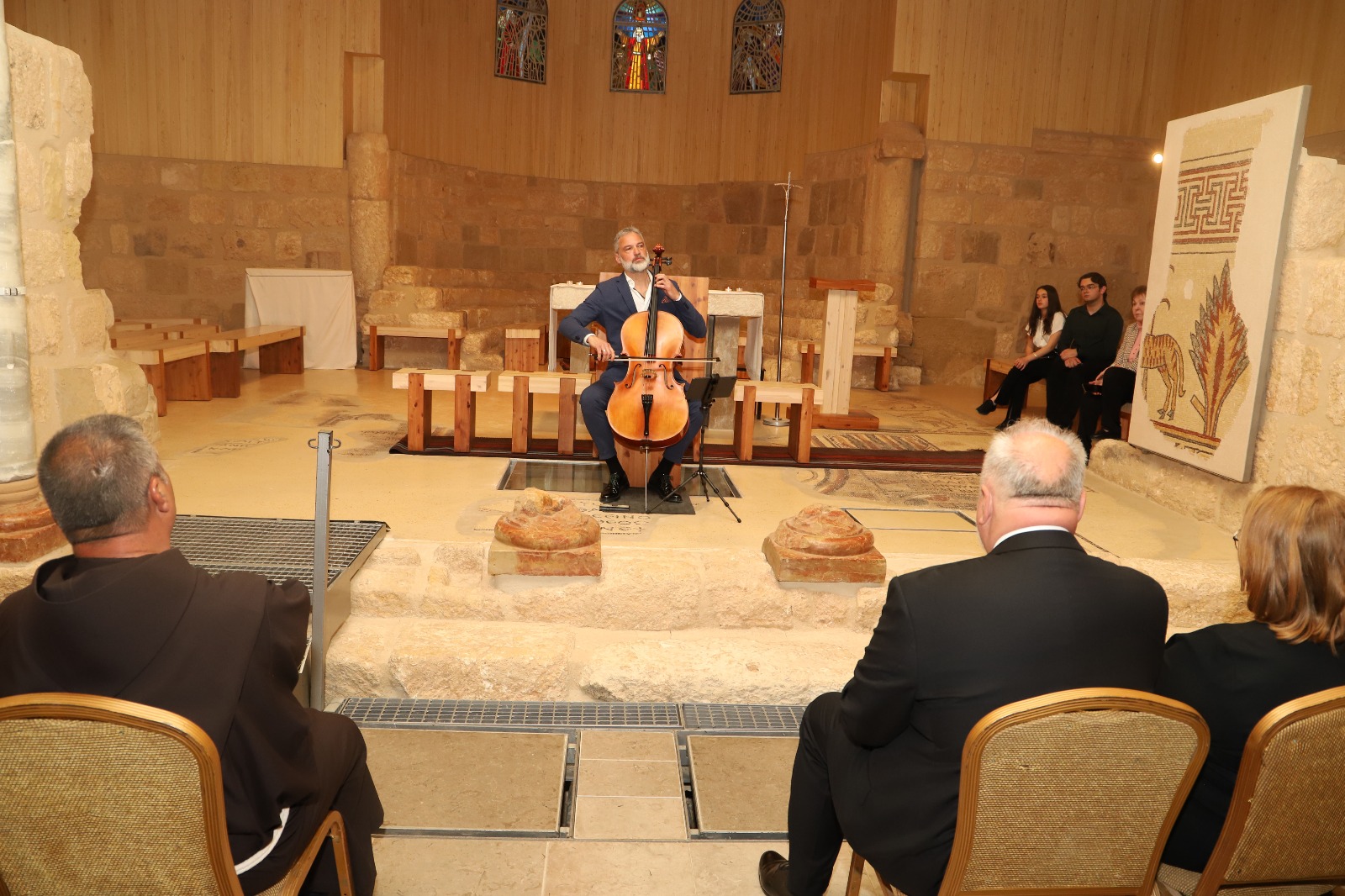 حفل موسيقي كلاسيكي للعازف التشيكي ييري بارتا في جبل نيبو